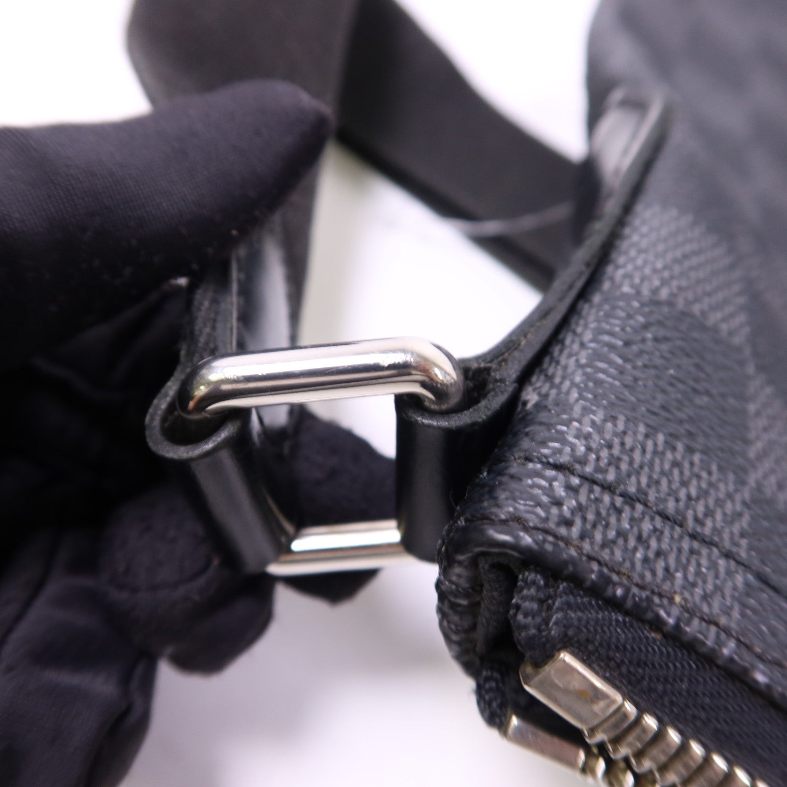 LOUIS VUITTON Damier Graphite Mick GM銀扣肩背袋