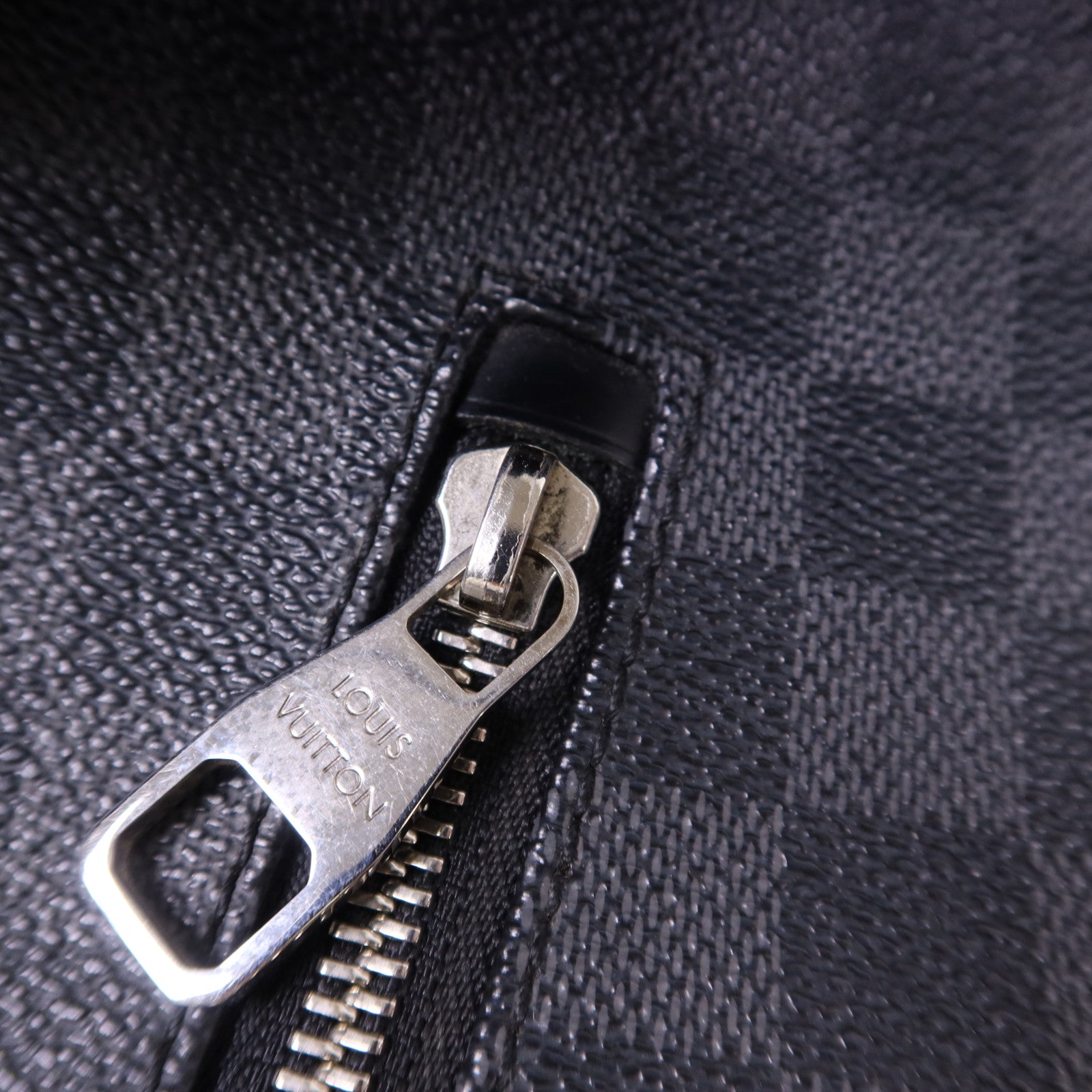 LOUIS VUITTON Damier Graphite Mick GM銀扣肩背袋