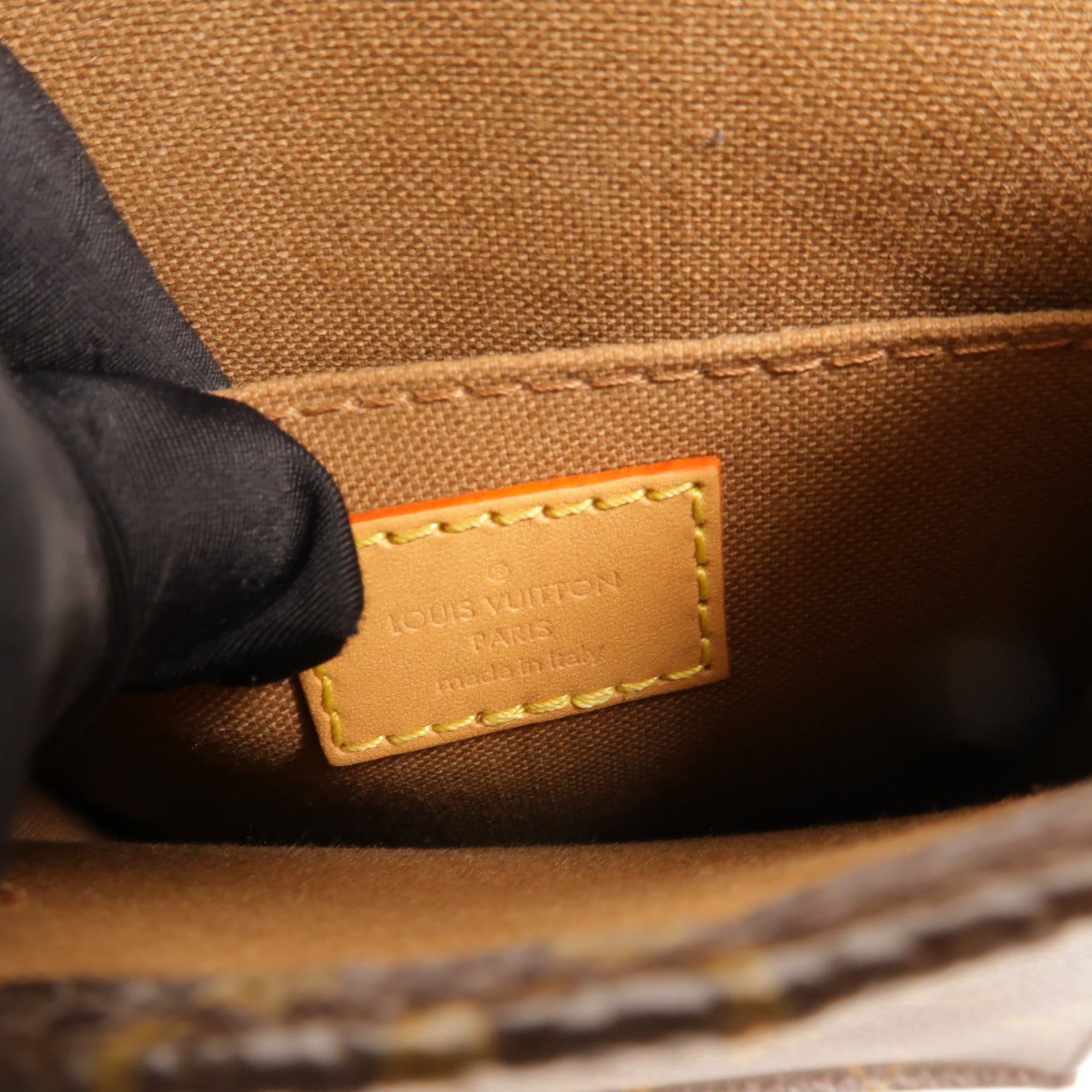 LOUIS VUITTON Monogram Petit Sac Plat金扣手挽肩背兩用袋Monogram Petit Sac Plat金扣手挽肩背兩用袋