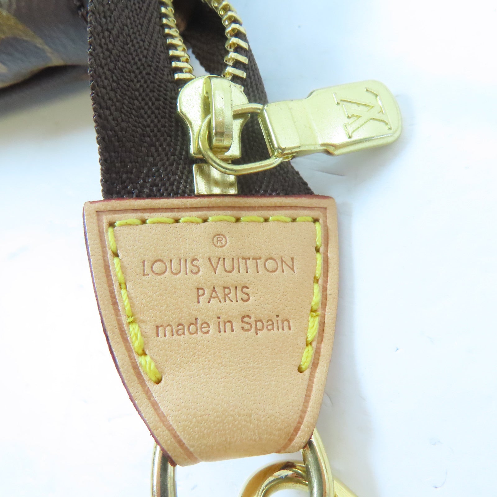 LOUIS VUITTON Monogram Pochette Accessories金扣手挽袋啡色