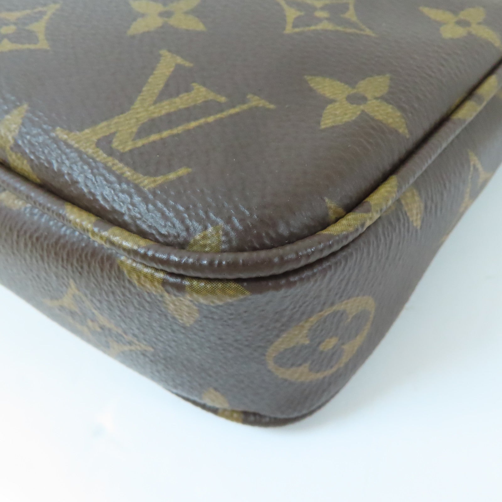 LOUIS VUITTON Monogram Pochette Accessories金扣手挽袋啡色