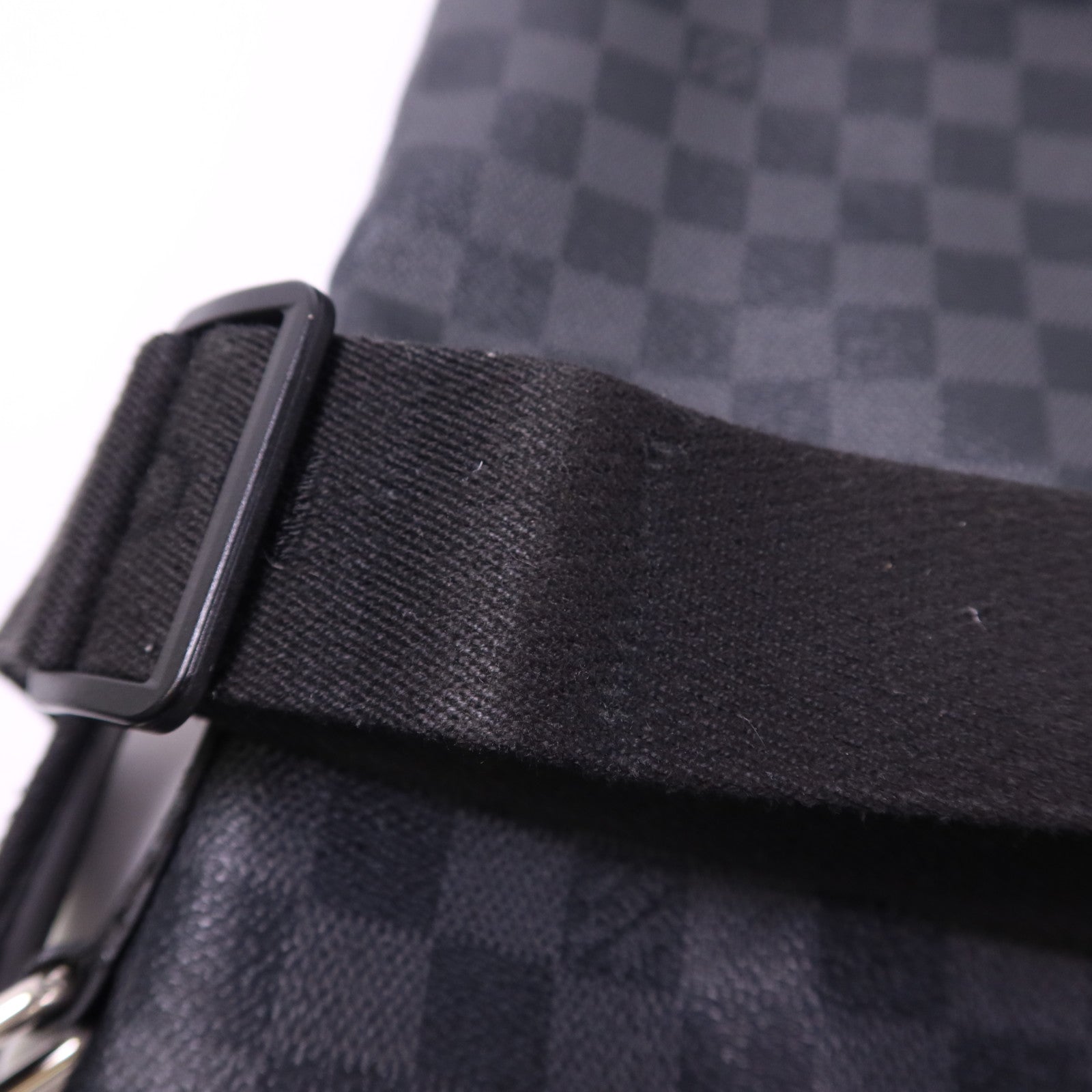 LOUIS VUITTON Damier Graphite Mick GM銀扣肩背袋