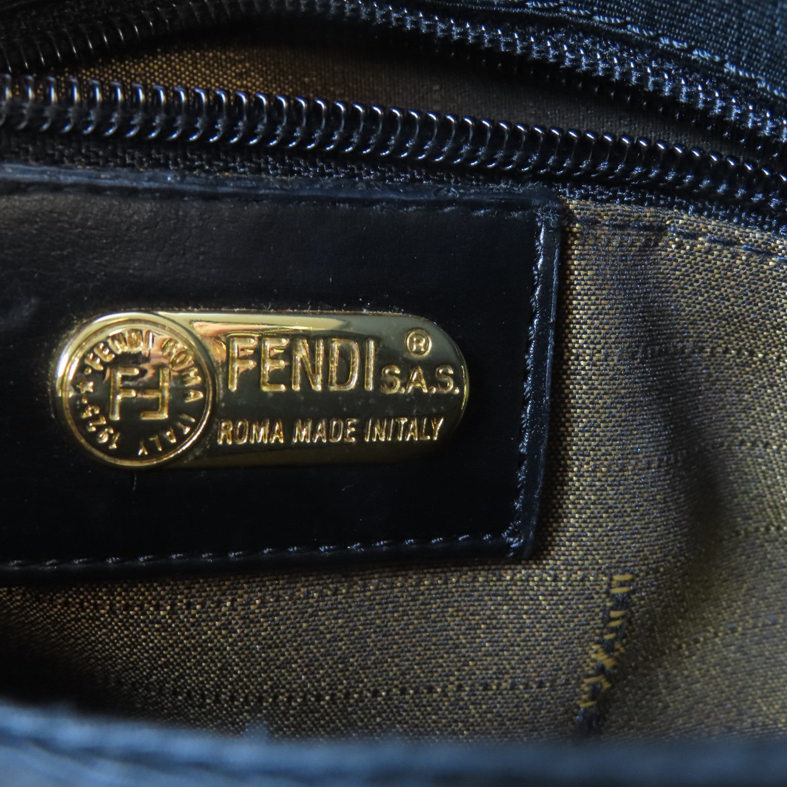 FENDI 帆布Vintage MaMa Baguette金扣肩背袋黑色