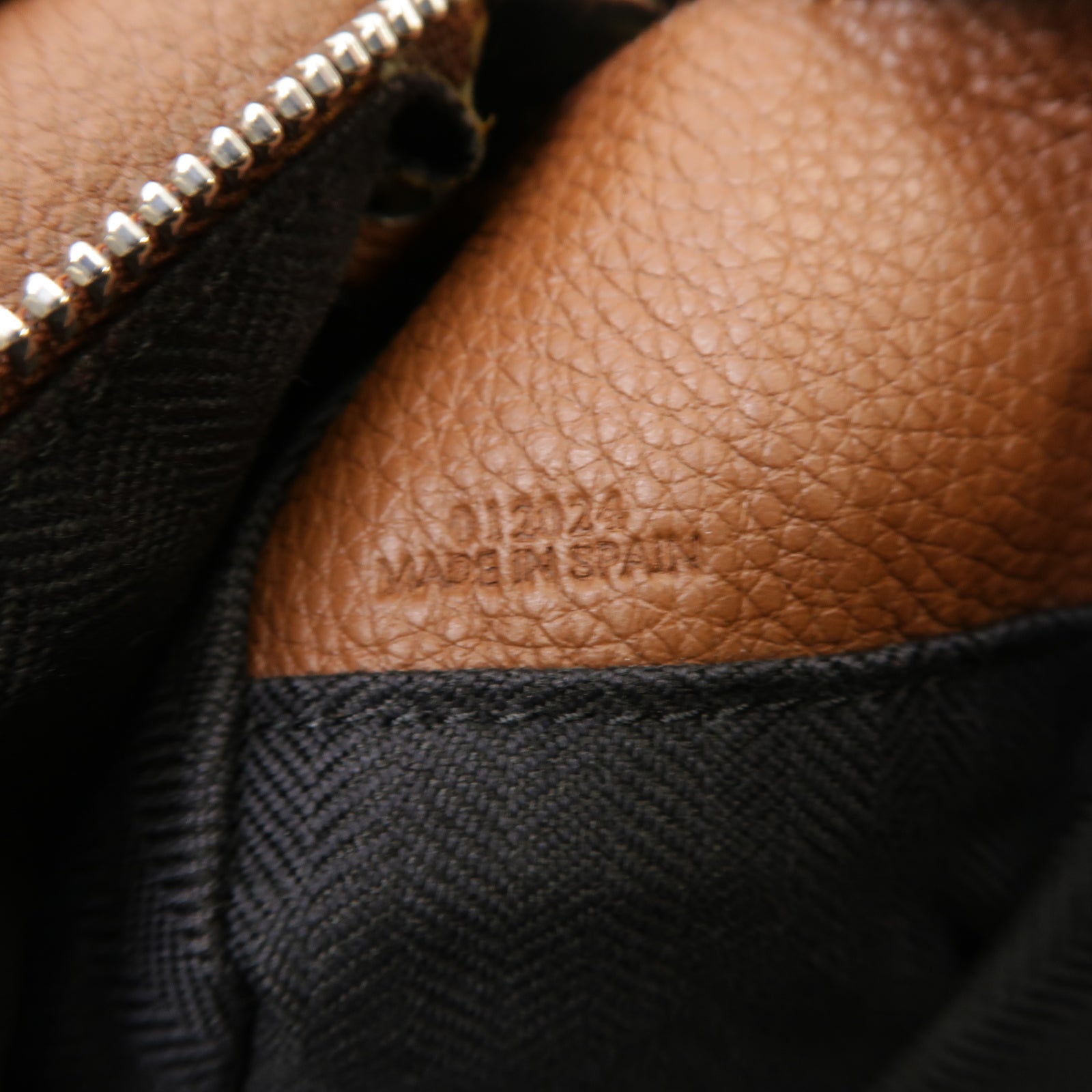 LOEWE 牛皮皮革Puzzle Shoulder Bag銀扣手挽肩背兩用袋啡色