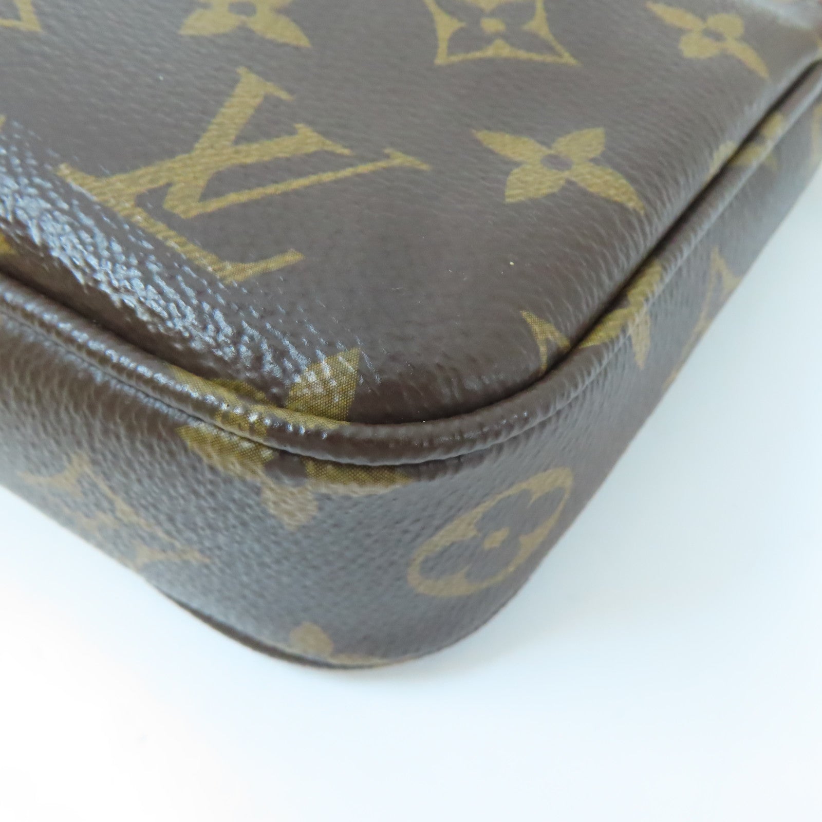 LOUIS VUITTON Monogram Pochette Accessories金扣手挽袋啡色