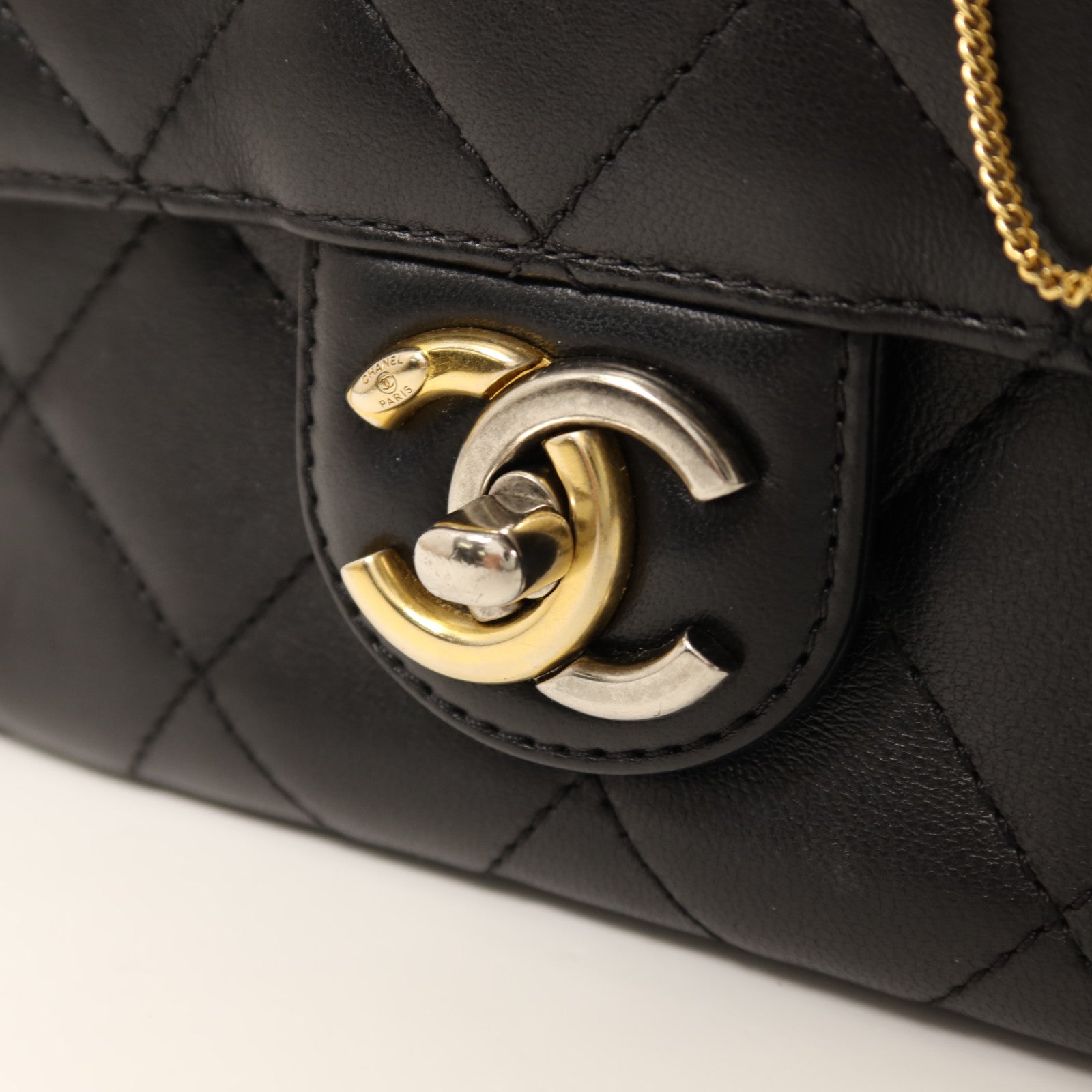 CHANEL 羊皮皮革Pearl Hairpin Badge鏈帶肩背袋