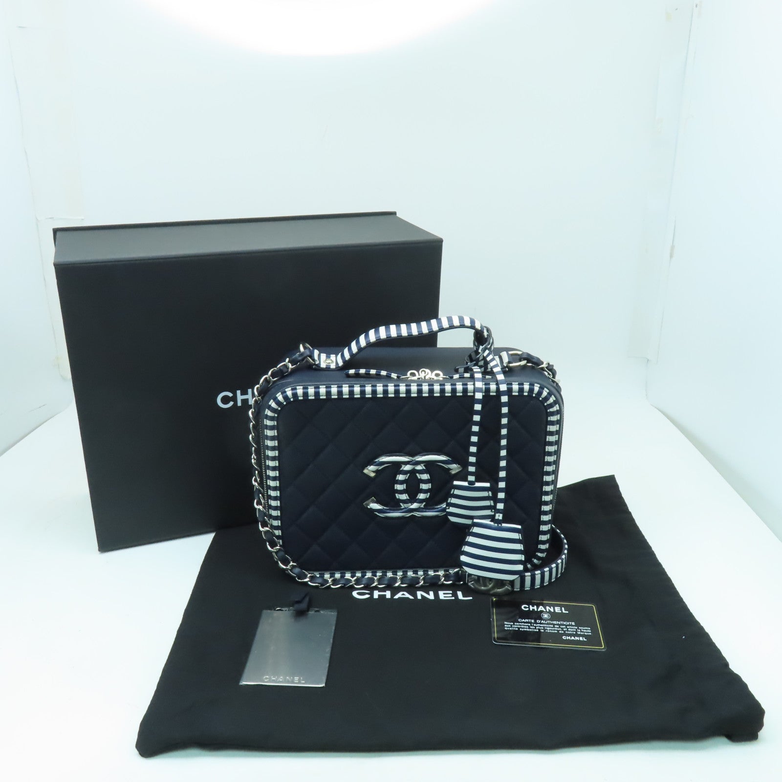 CHANEL 【激減優惠】菱格Caviar皮革Vanity Case銀扣手挽肩背兩用袋深藍色/白色