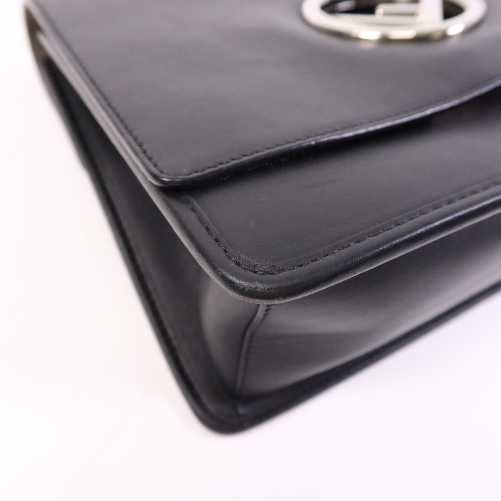 FENDI 牛皮皮革Kan I銀扣肩背袋