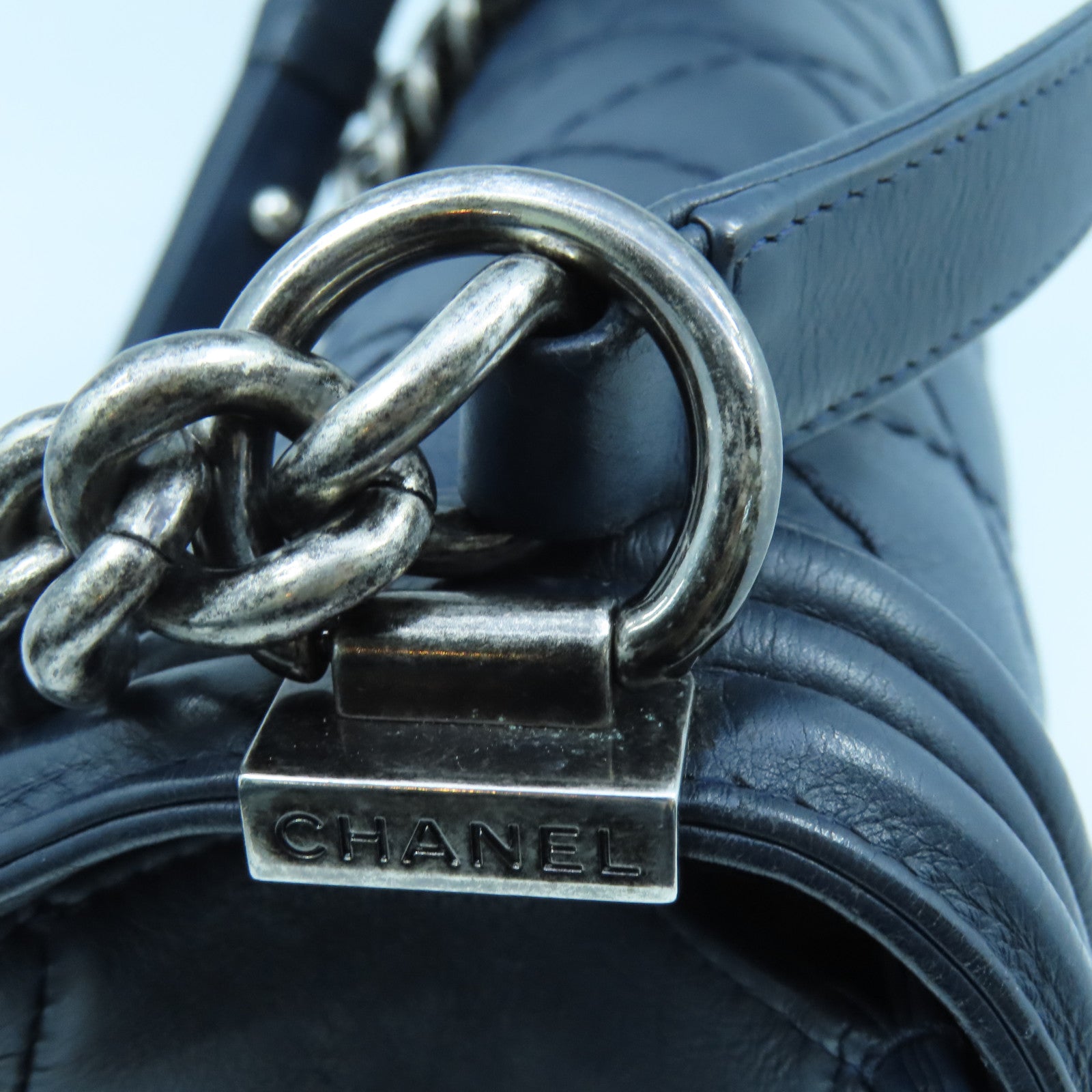 CHANEL rhombic cowhide leather Boy Chanel 28cm silver buckle chain shoulder bag dark blue