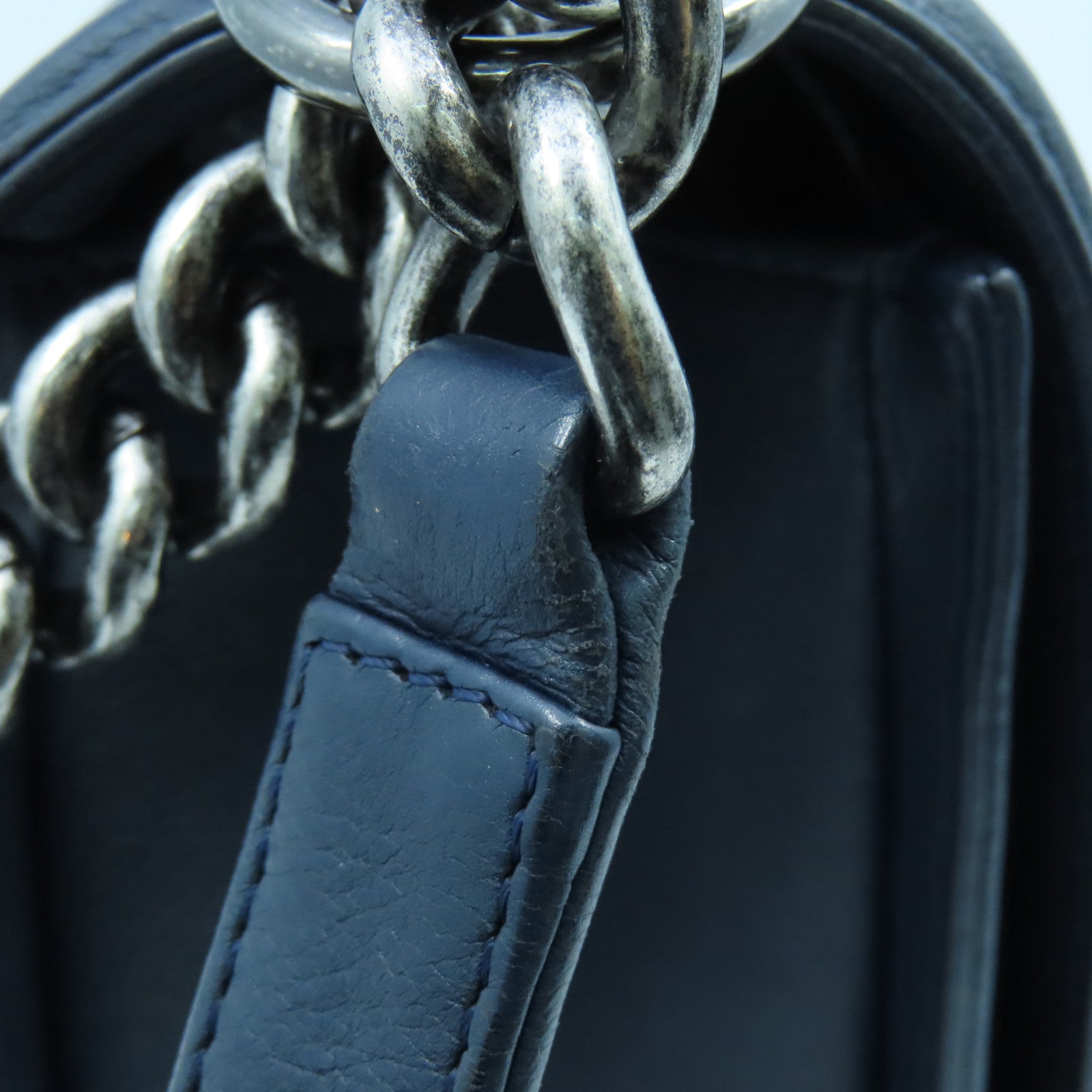 CHANEL rhombic cowhide leather Boy Chanel 28cm silver buckle chain shoulder bag dark blue