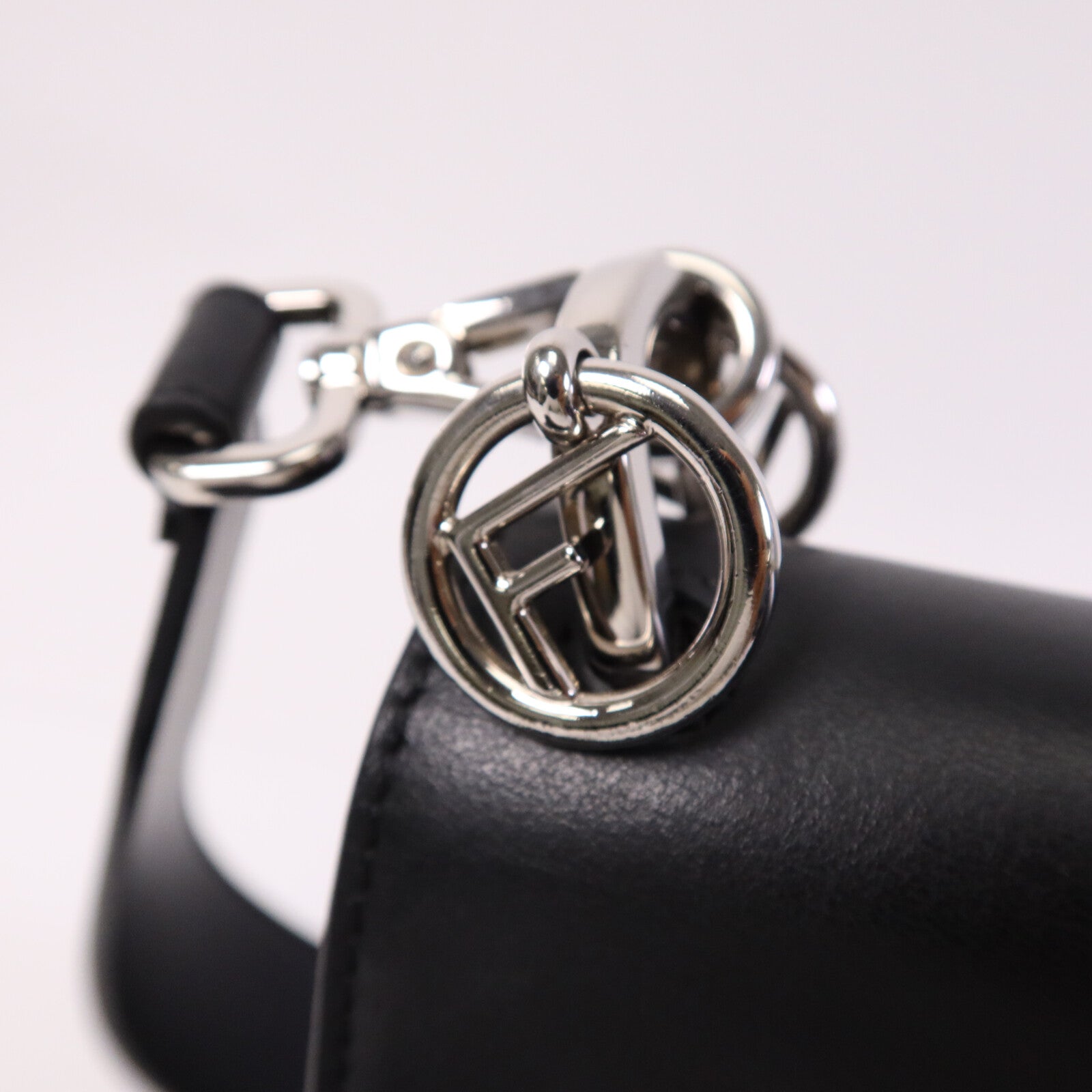FENDI 牛皮皮革Kan I銀扣肩背袋