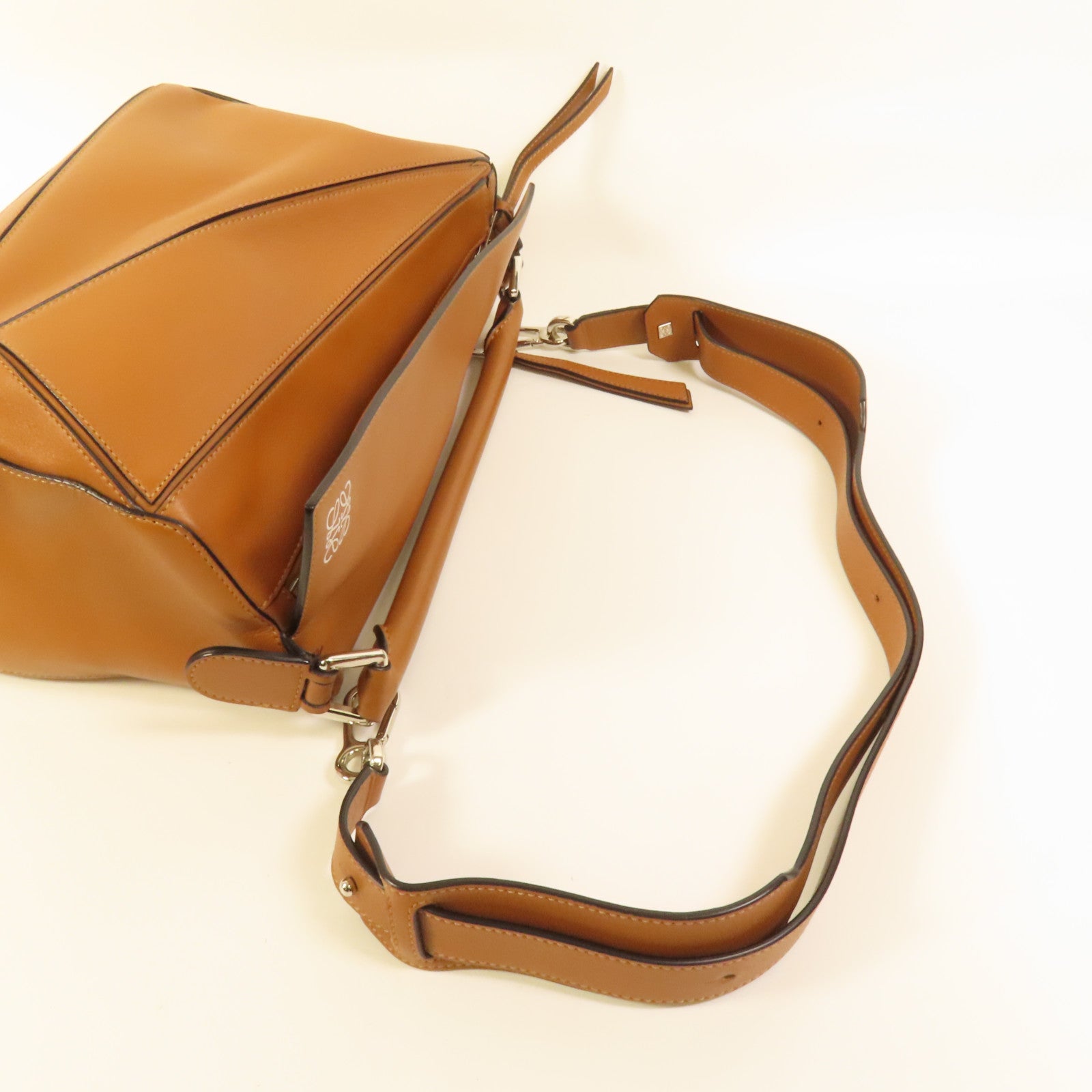 LOEWE 牛皮皮革Puzzle Medium銀扣手挽肩背兩用袋
