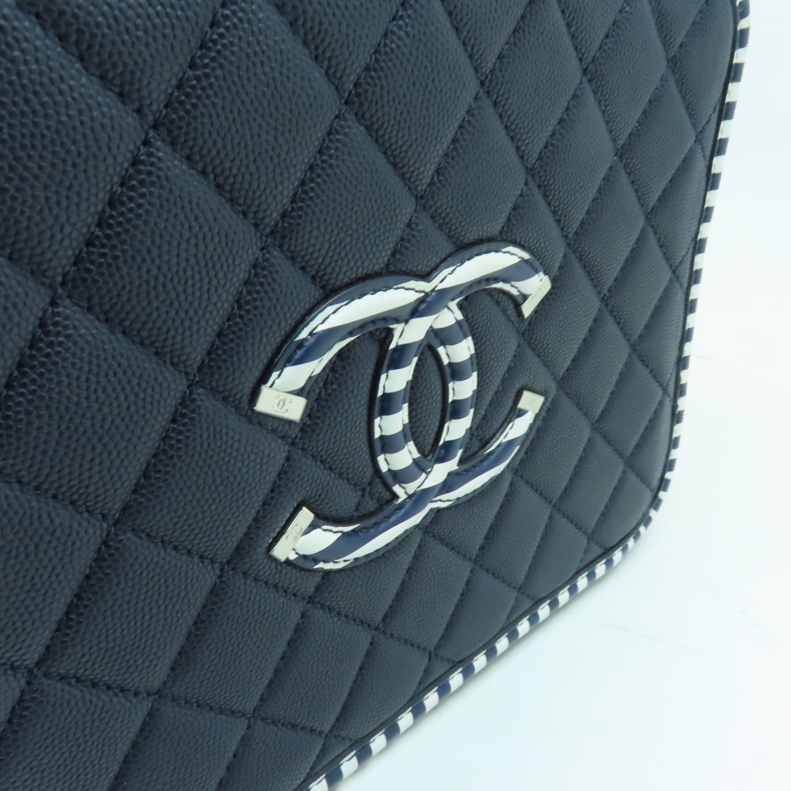 CHANEL 【激減優惠】菱格Caviar皮革Vanity Case銀扣手挽肩背兩用袋深藍色/白色