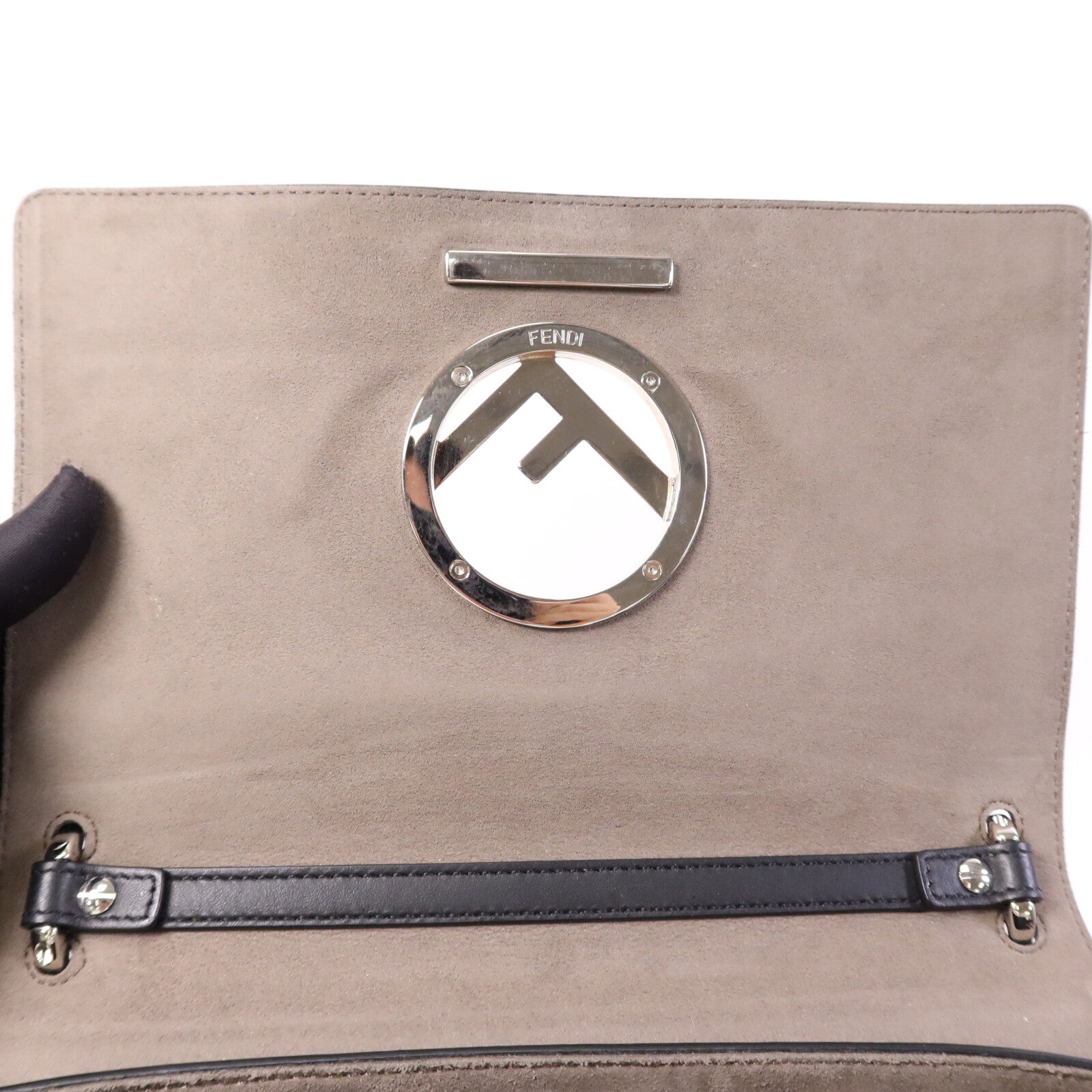 FENDI 牛皮皮革Kan I銀扣肩背袋