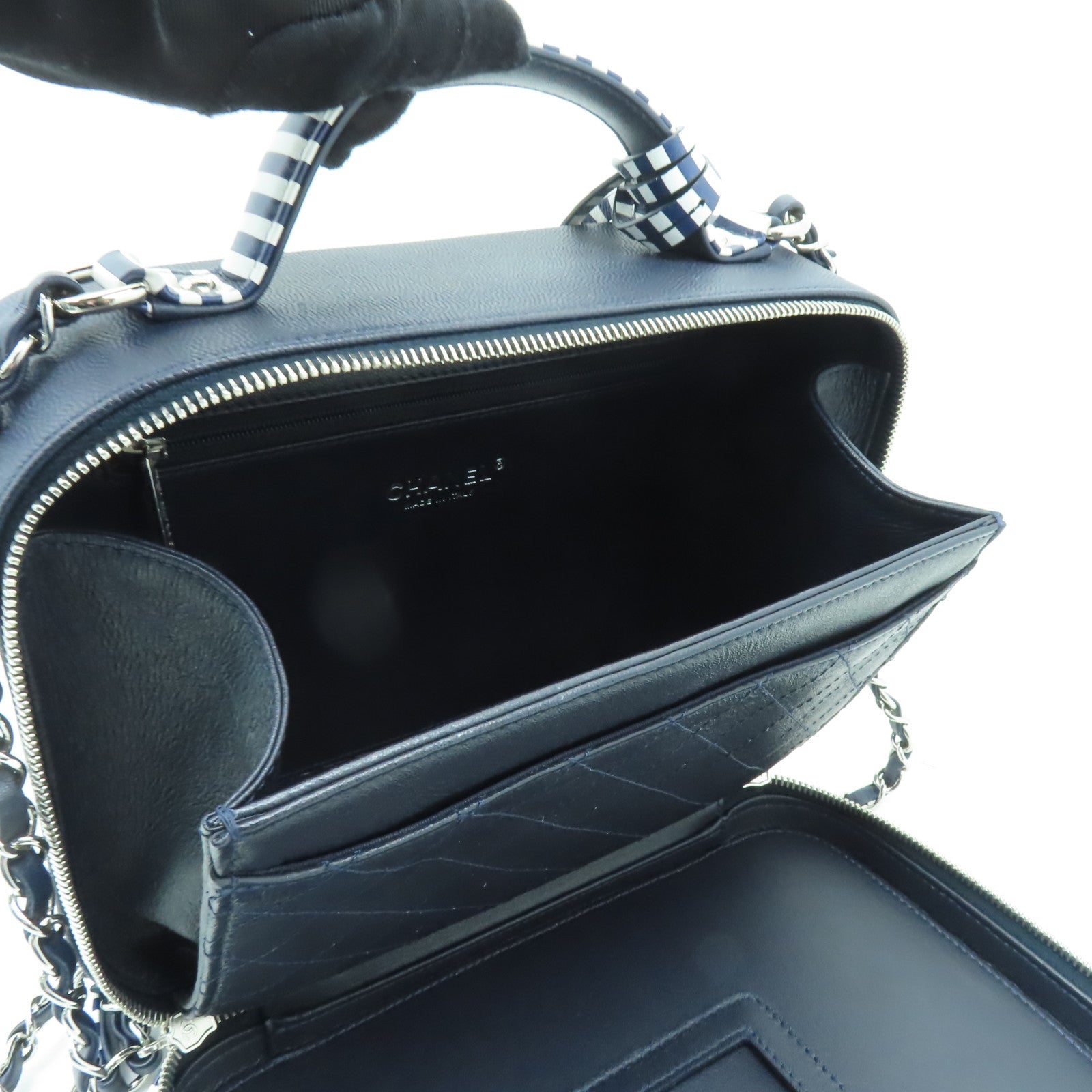 CHANEL 【激減優惠】菱格Caviar皮革Vanity Case銀扣手挽肩背兩用袋深藍色/白色