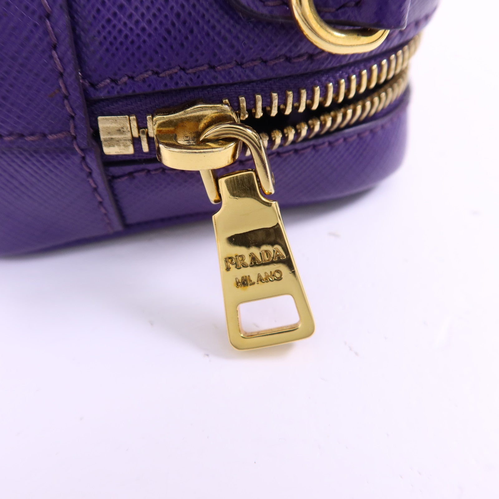 PRADA 牛皮皮革Pouch金扣肩背袋