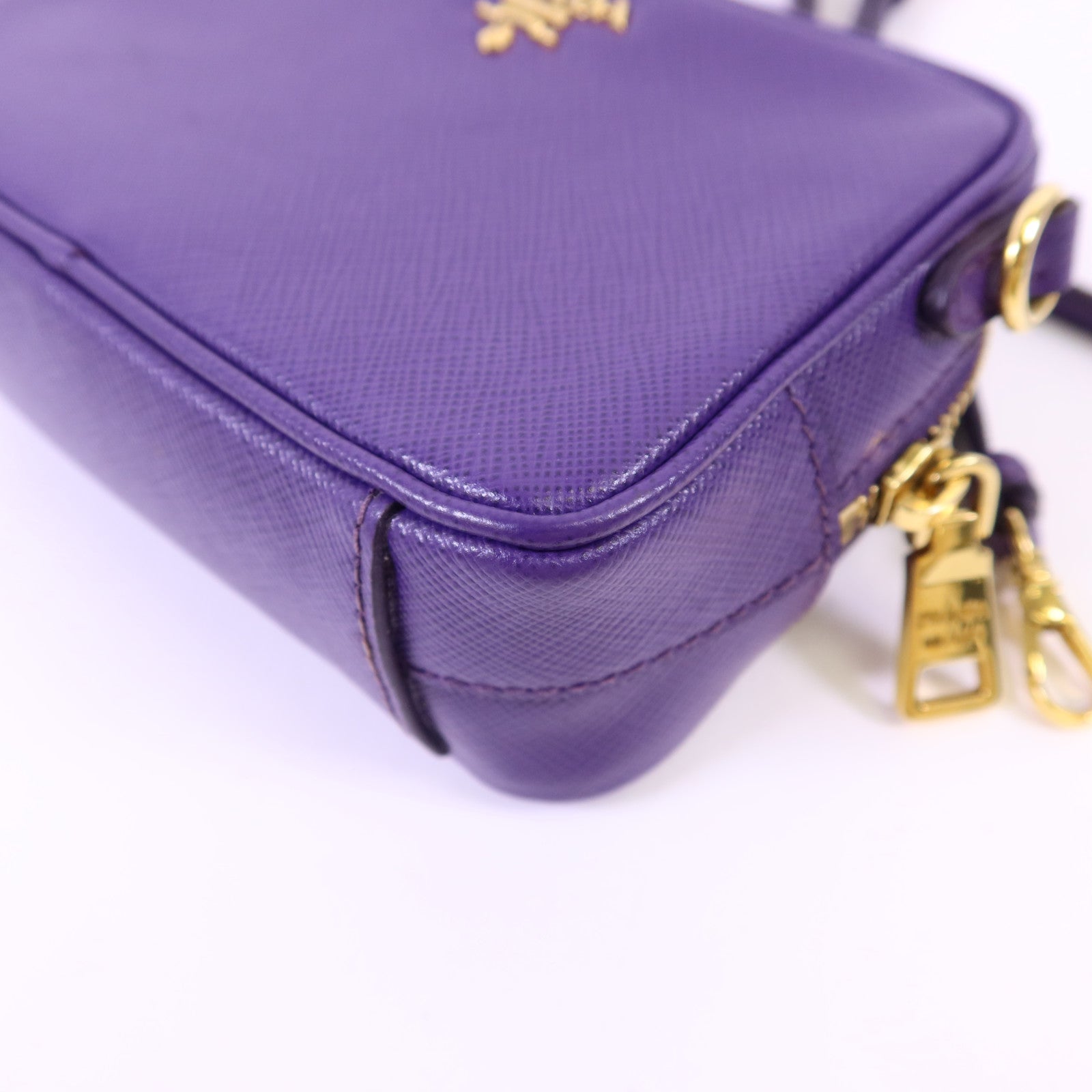 PRADA 牛皮皮革Pouch金扣肩背袋