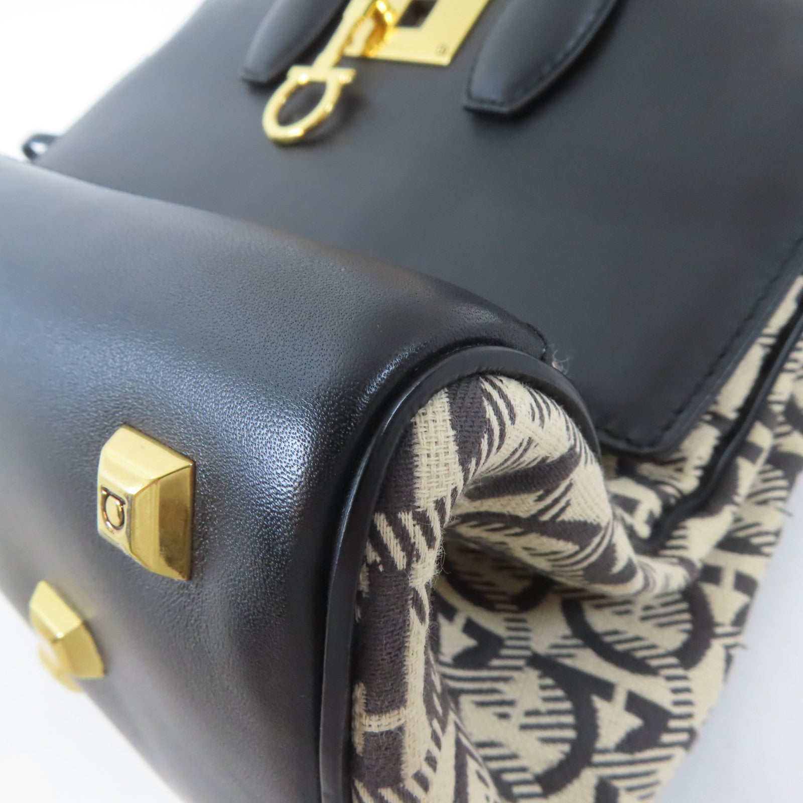 Salvatore Ferragamo 帆布/牛皮皮革Studio Bag金扣手挽肩背兩用袋黑色/米白色
