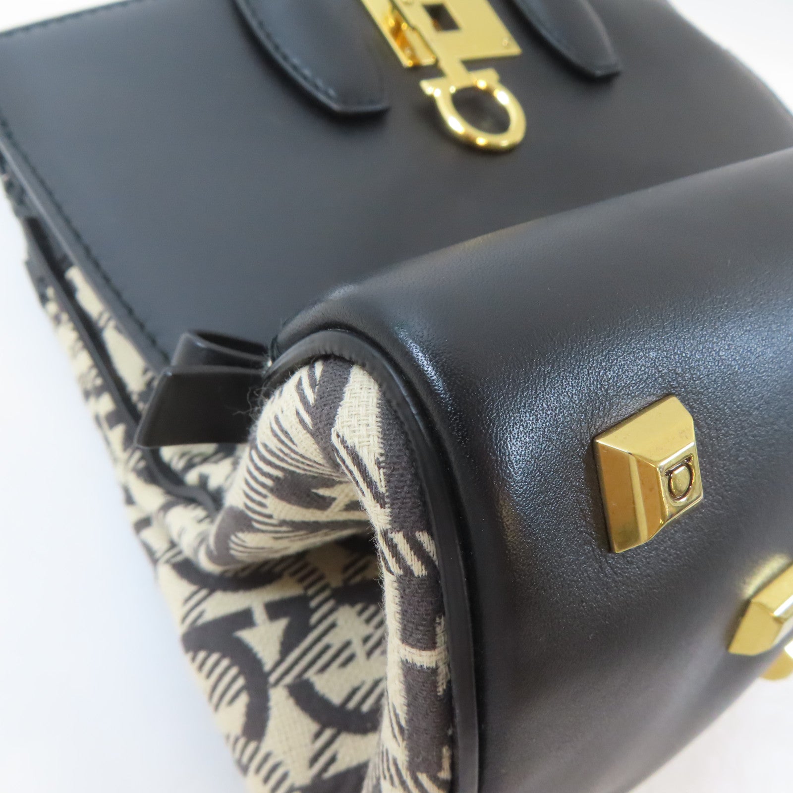 Salvatore Ferragamo 帆布/牛皮皮革Studio Bag金扣手挽肩背兩用袋黑色/米白色