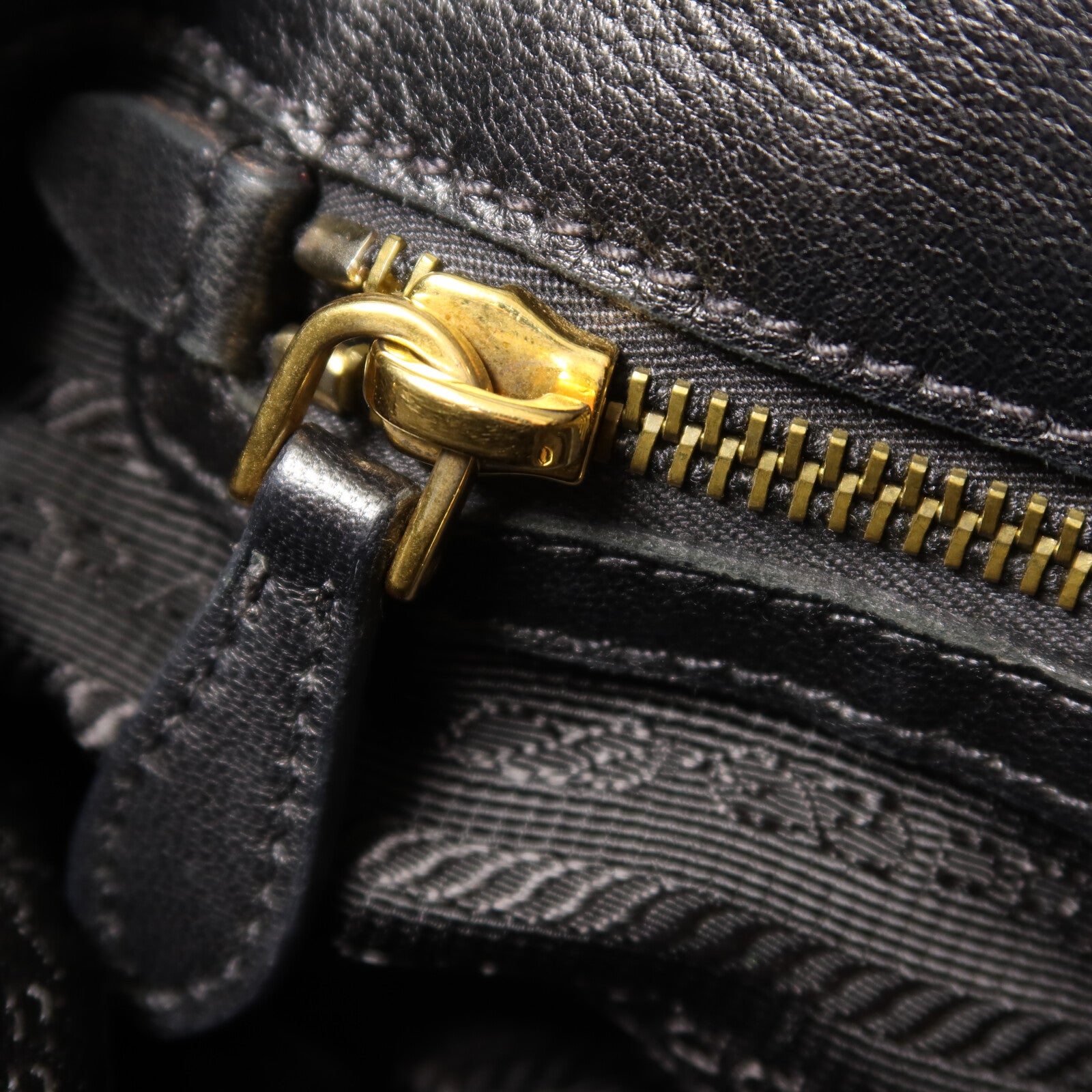 PRADA 尼龍Hobo Bag金扣手挽袋