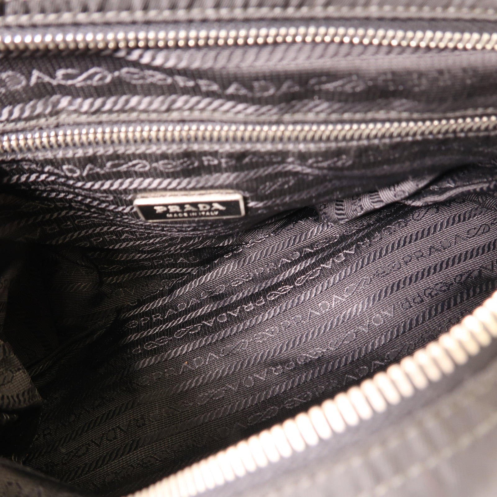 PRADA 尼龍Shoulder Bag銀扣肩背袋