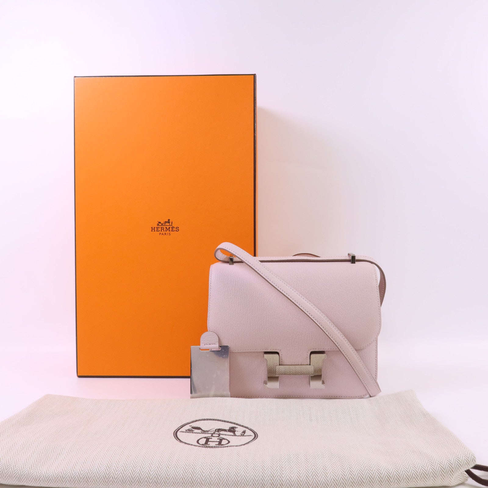 HERMES Chevre皮革Constance Mini銀扣肩背袋Mauve Pale