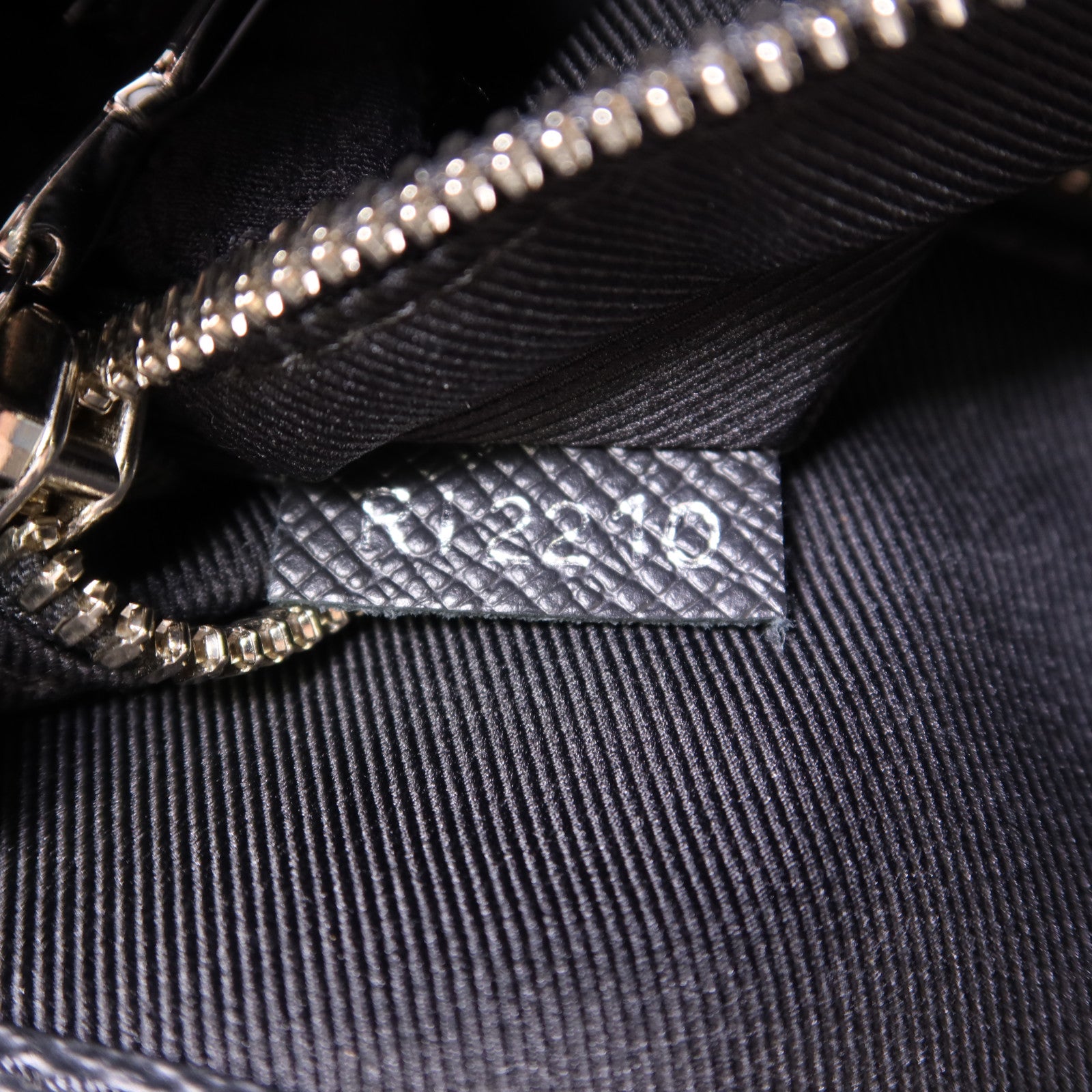 LOUIS VUITTON Taigarama Monogram Eclipse City Tote銀扣肩背袋