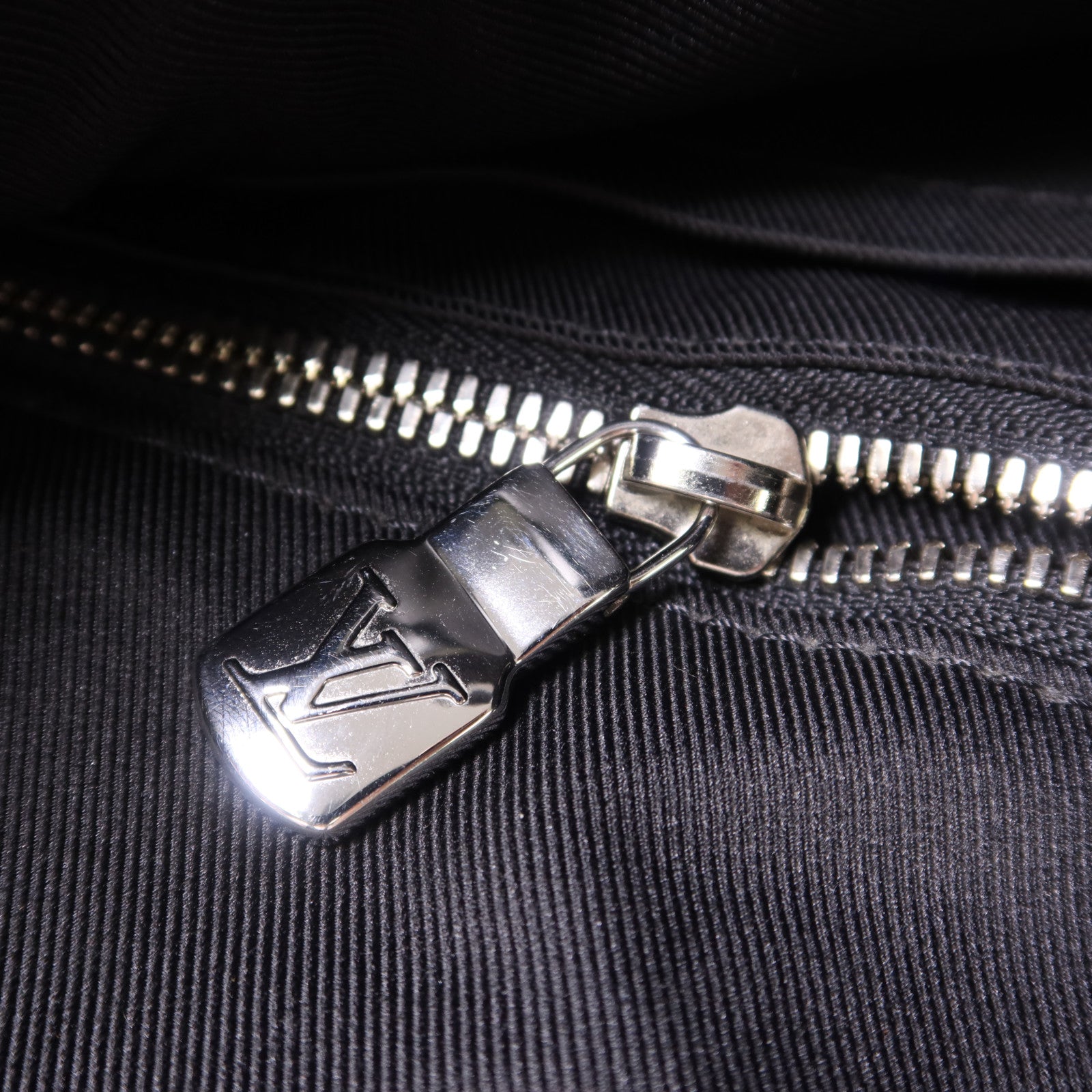 LOUIS VUITTON Taigarama Monogram Eclipse City Tote銀扣肩背袋