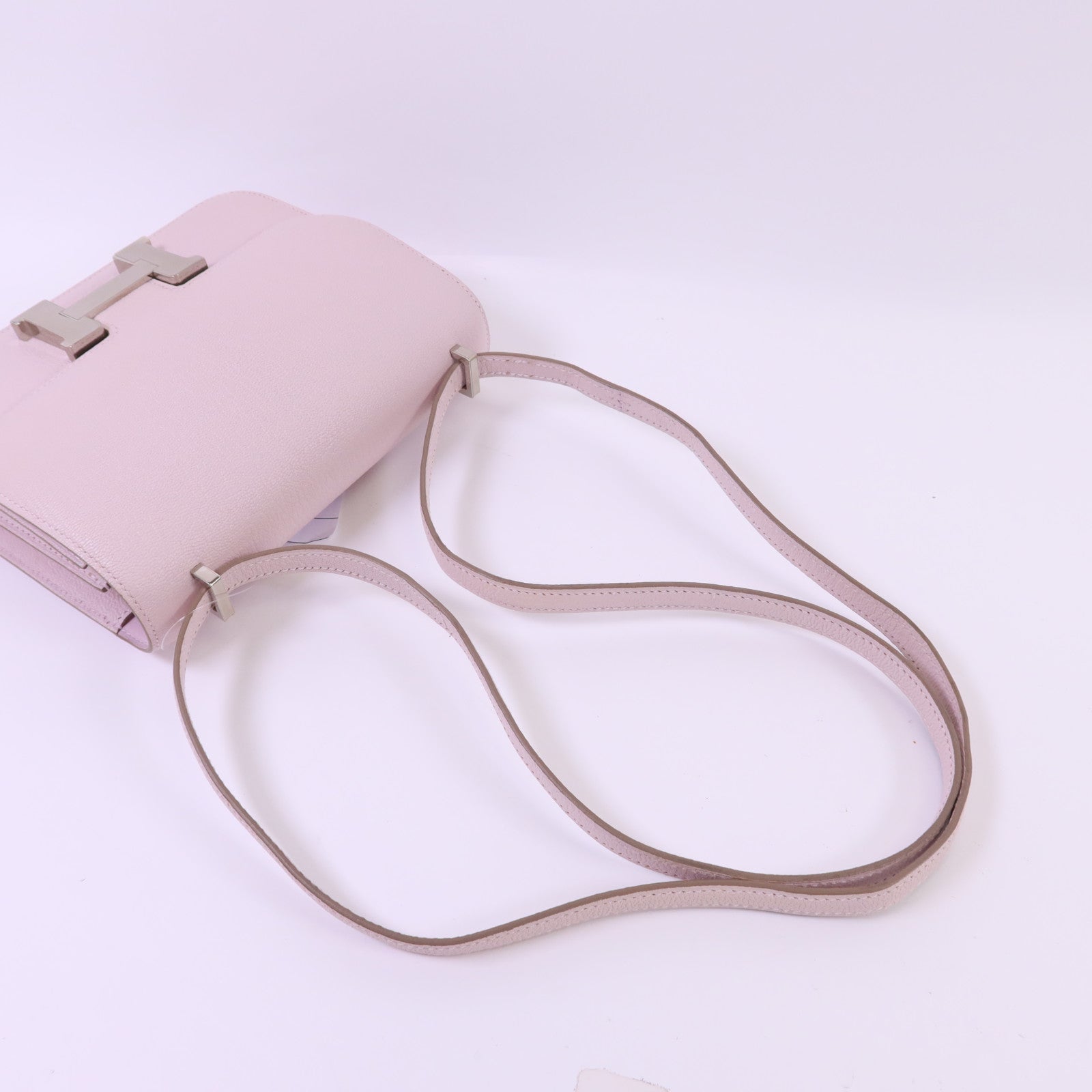 HERMES Chevre皮革Constance Mini銀扣肩背袋Mauve Pale