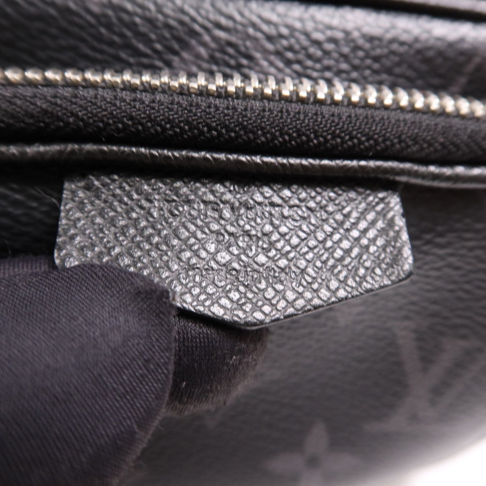 LOUIS VUITTON Taigalama Outdoor Pochette腰包/肩背袋