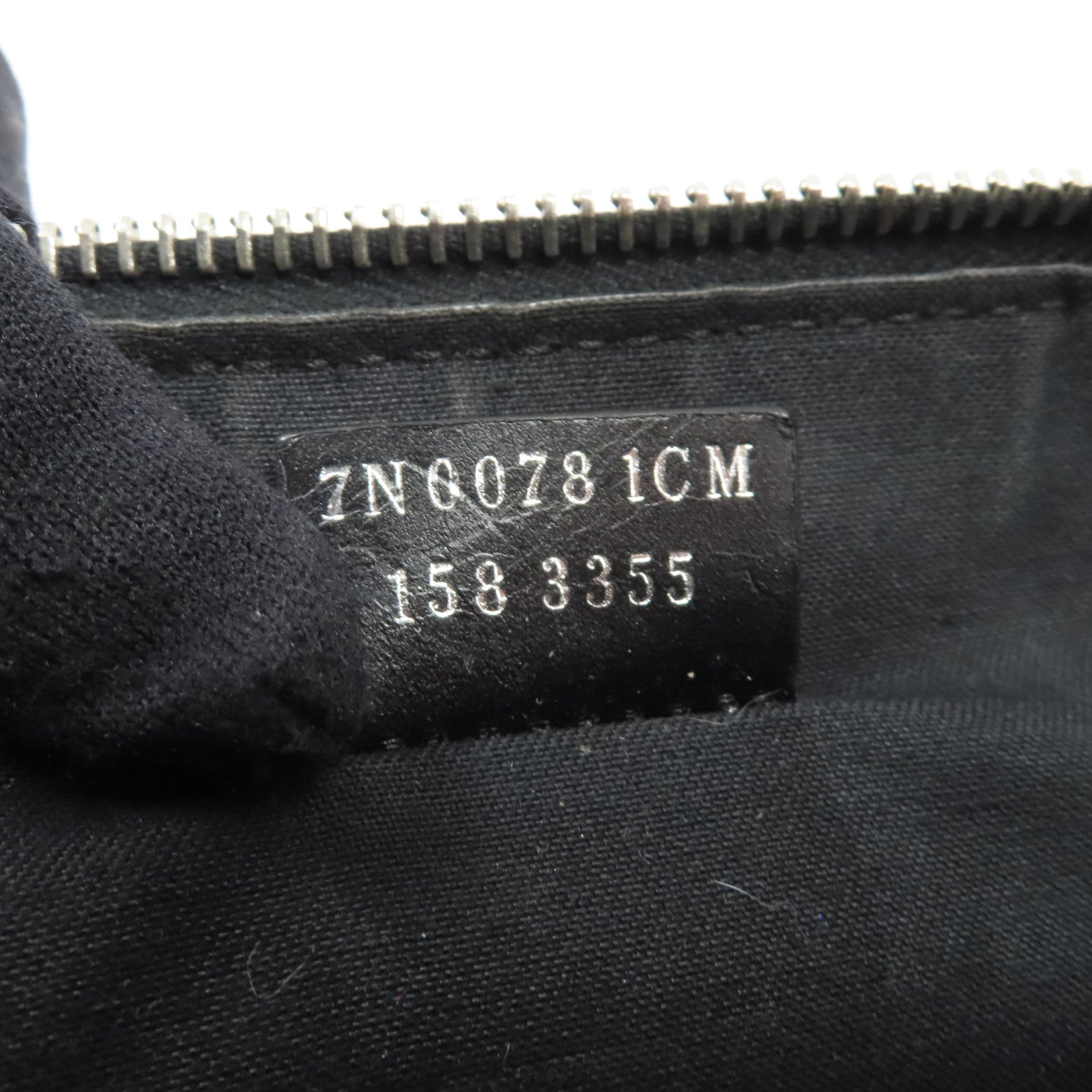 FENDI 牛皮皮革Monster Clutch Bag銀扣手拿包黑色