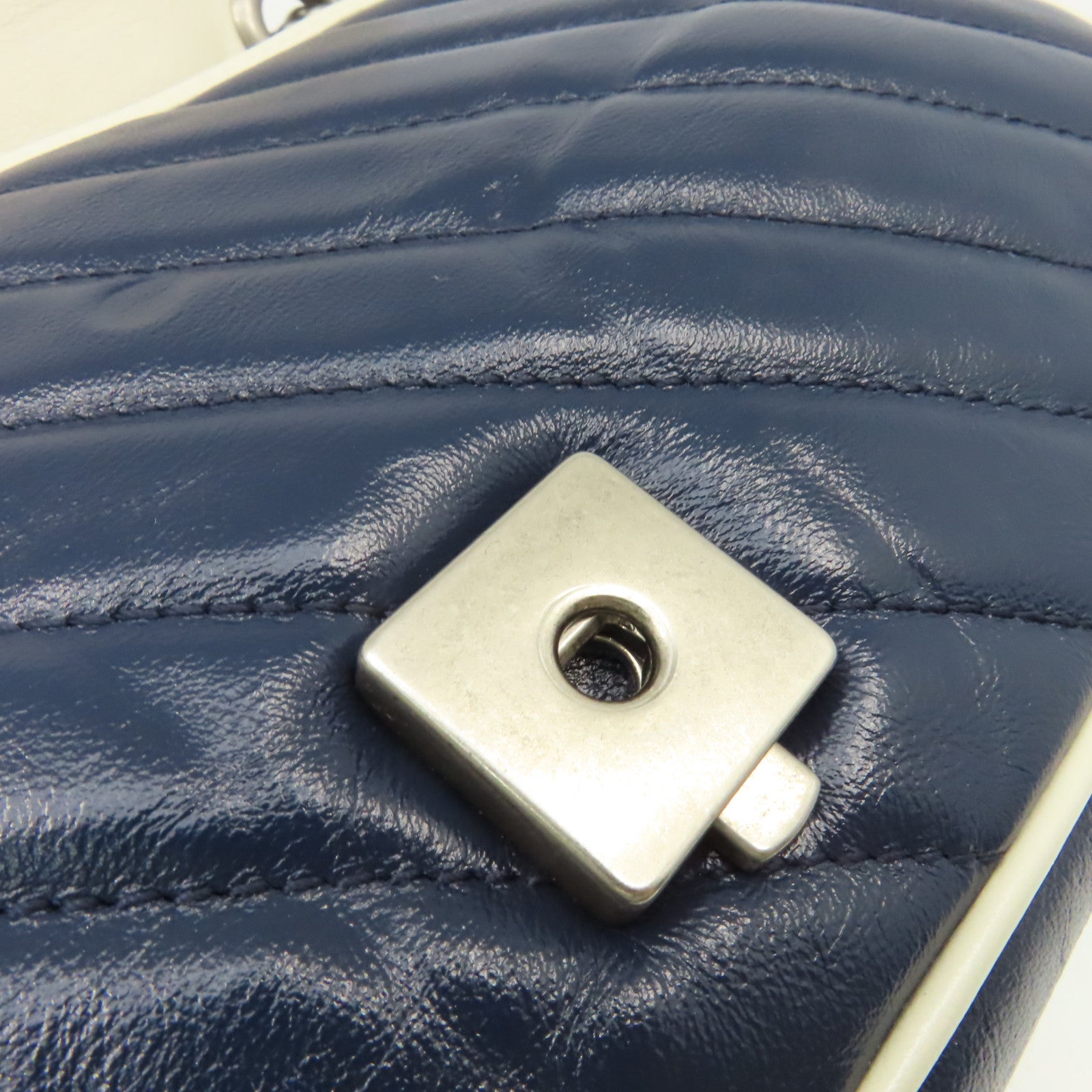 GUCCI 【激減優惠】牛皮皮革GG Marmont Small Shoulder Bag鏈帶肩背袋寶藍色/米白色