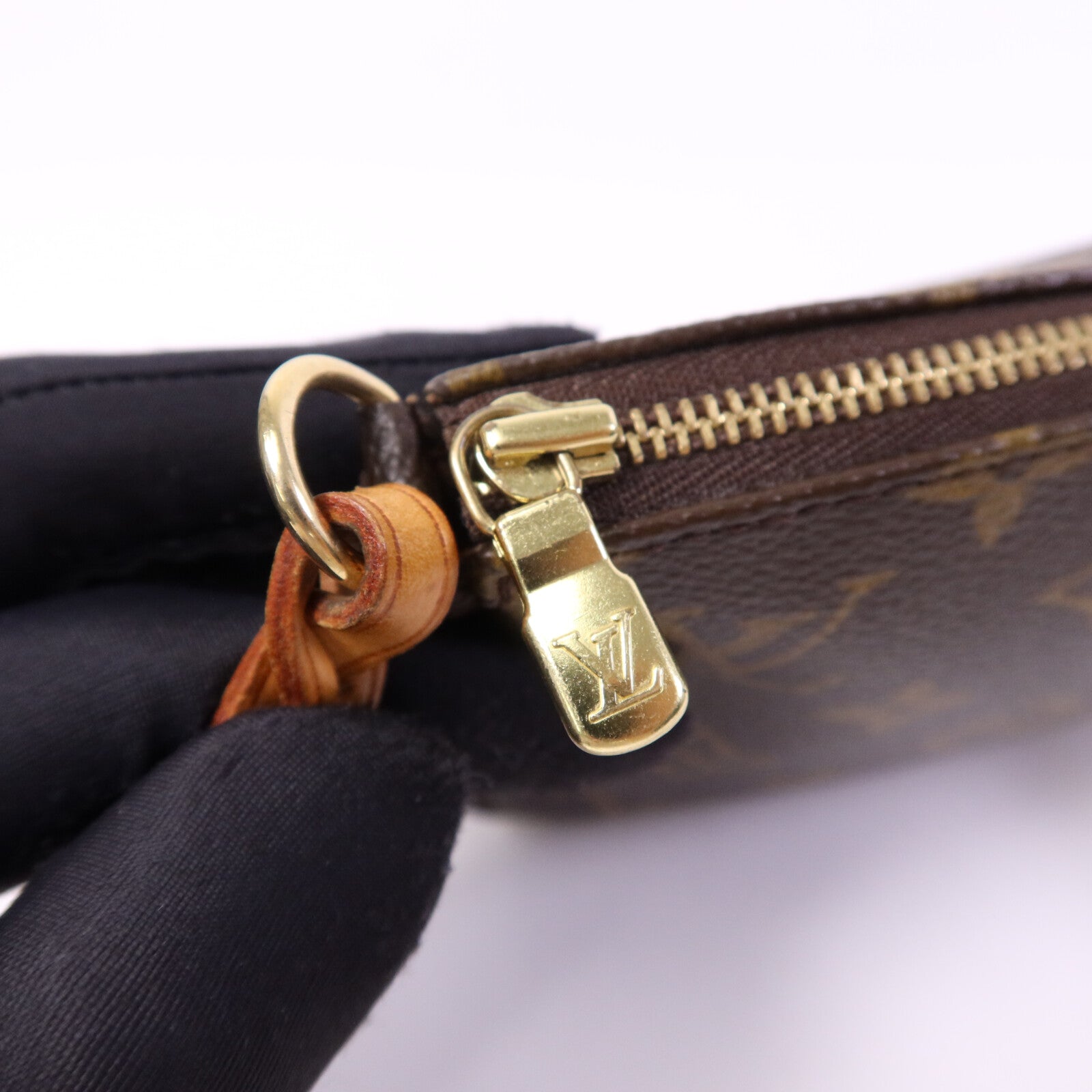 LOUIS VUITTON Monogram Pochette Accessoires金扣手挽袋