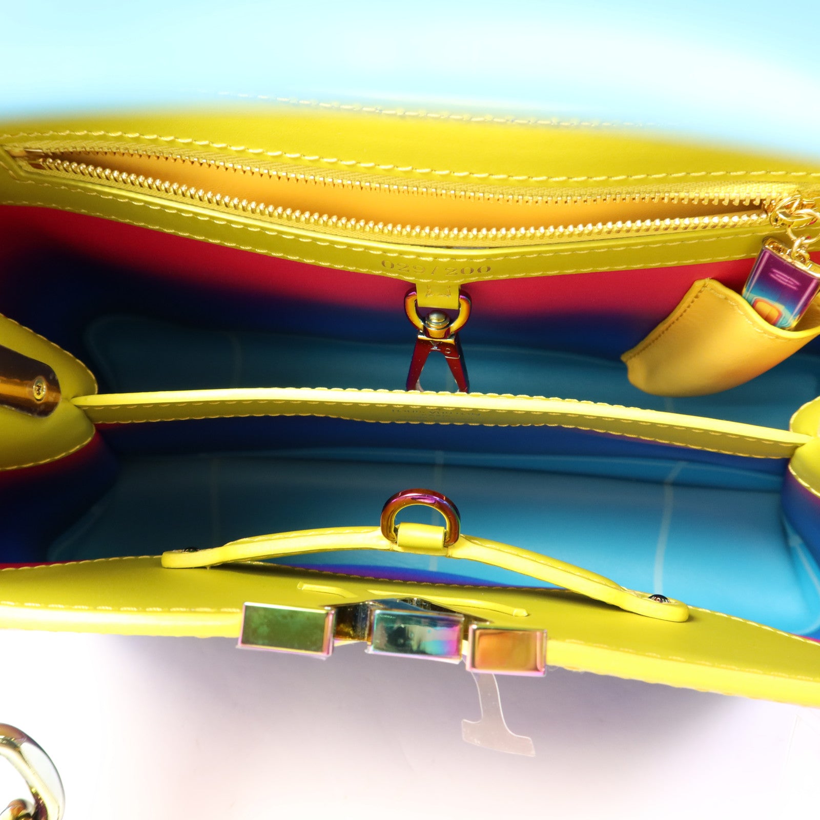 LOUIS VUITTON 牛皮皮革Bolsa Capucines MM手挽肩背兩用袋