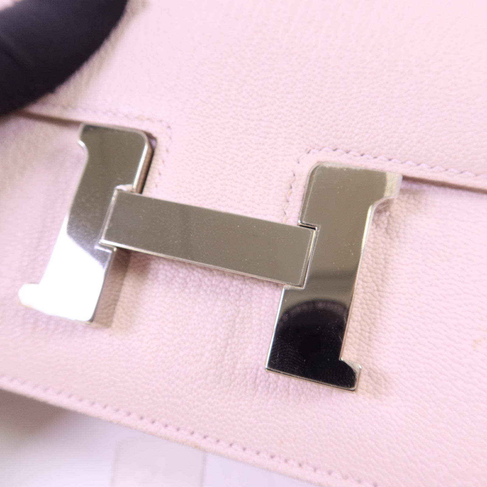 HERMES Chevre皮革Constance Mini銀扣肩背袋Mauve Pale