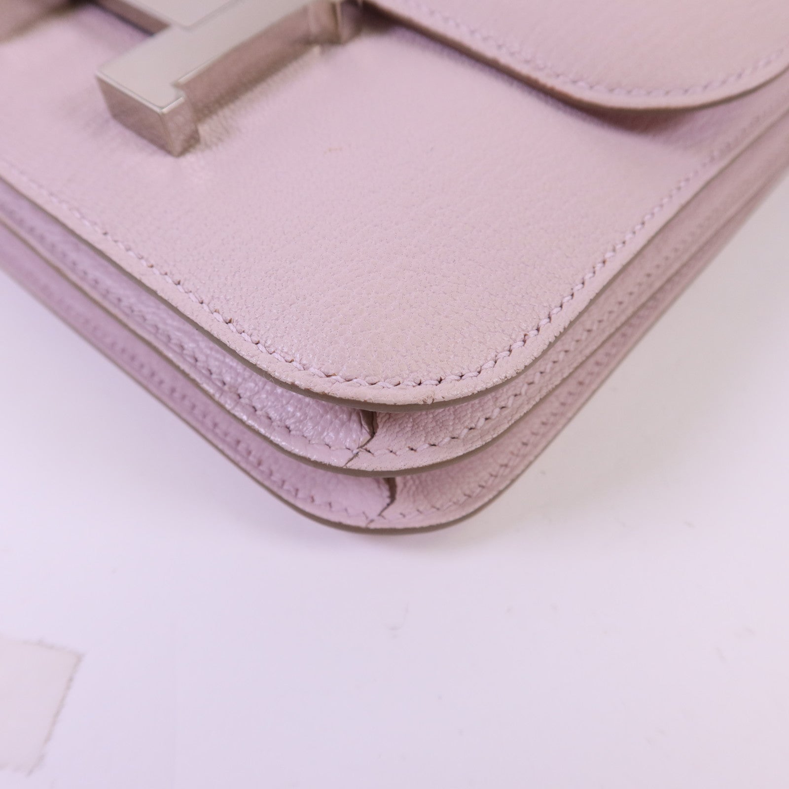 HERMES Chevre皮革Constance Mini銀扣肩背袋Mauve Pale