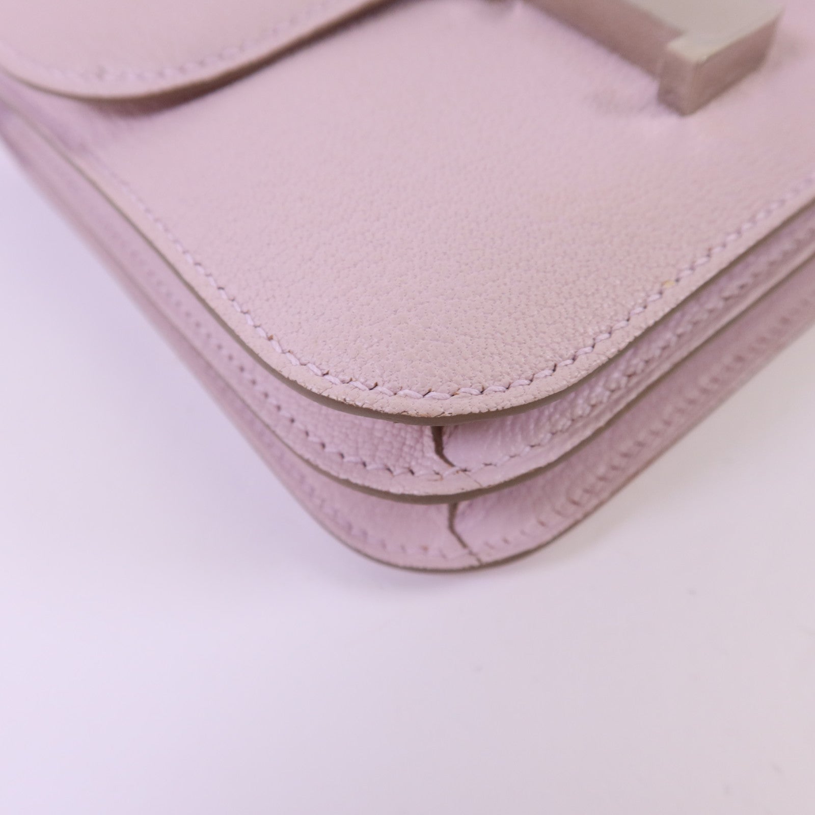 HERMES Chevre皮革Constance Mini銀扣肩背袋Mauve Pale