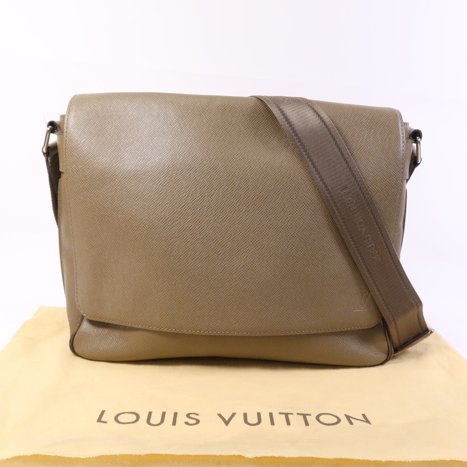 LOUIS VUITTON Taiga Roman MM銀扣肩背袋
