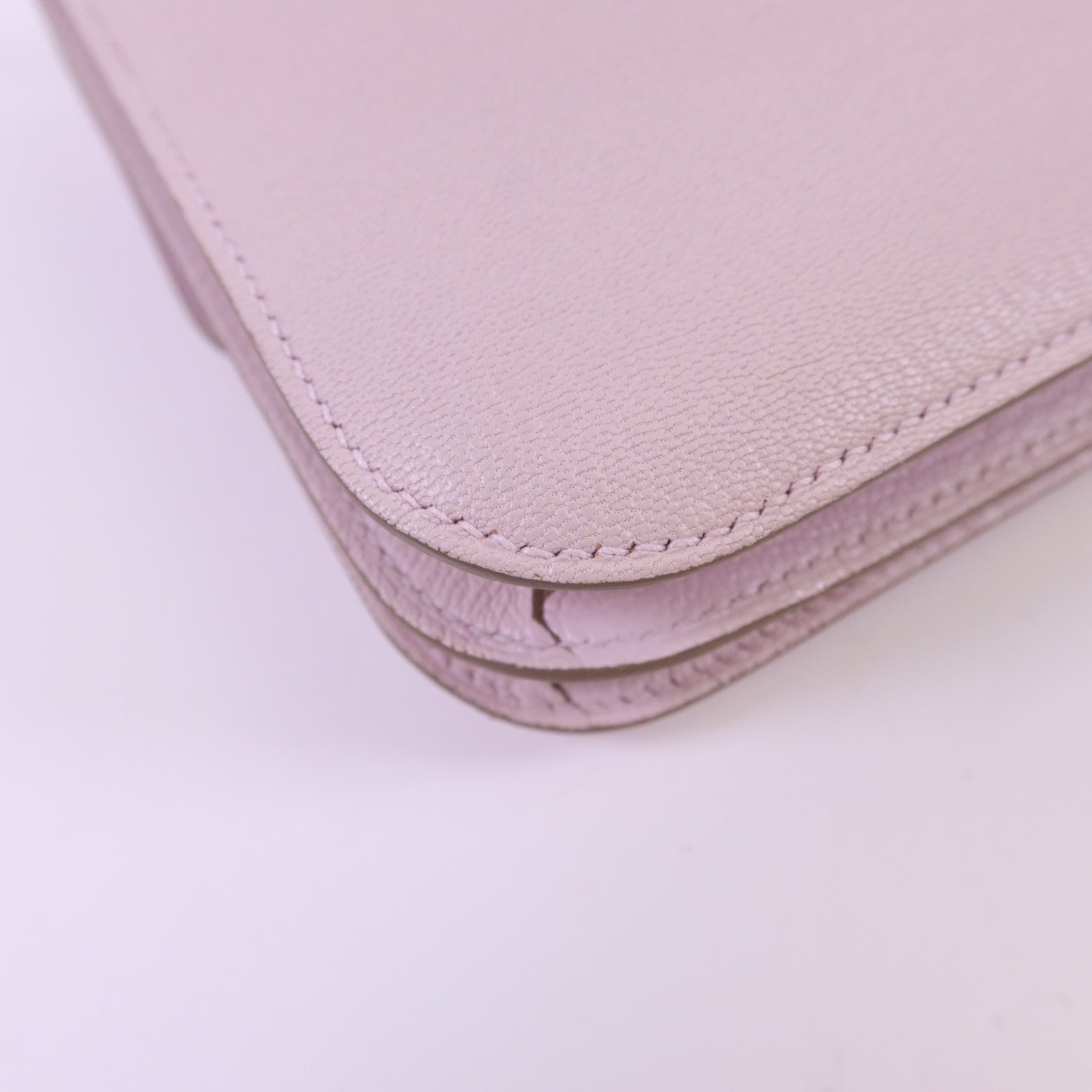 HERMES Chevre皮革Constance Mini銀扣肩背袋Mauve Pale