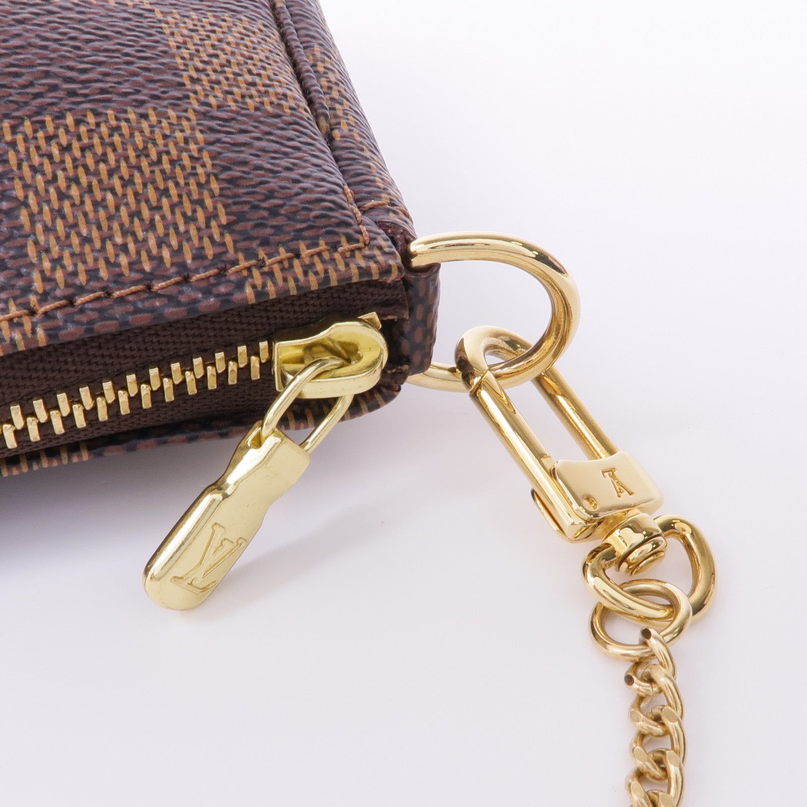 LOUIS VUITTON Damier Mini Pochette Accessoires金扣手挽袋