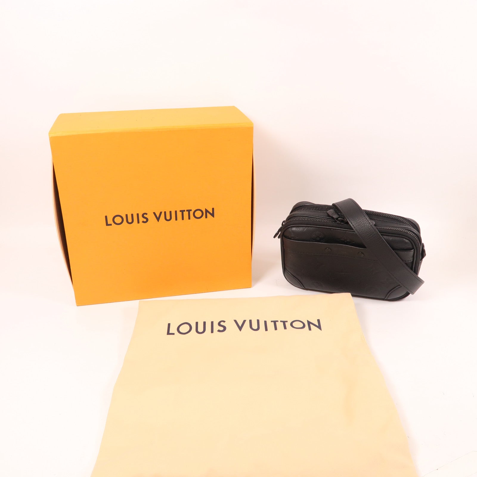 LOUIS VUITTON Monogram Shadow Alpha Wearable Wallet肩背袋