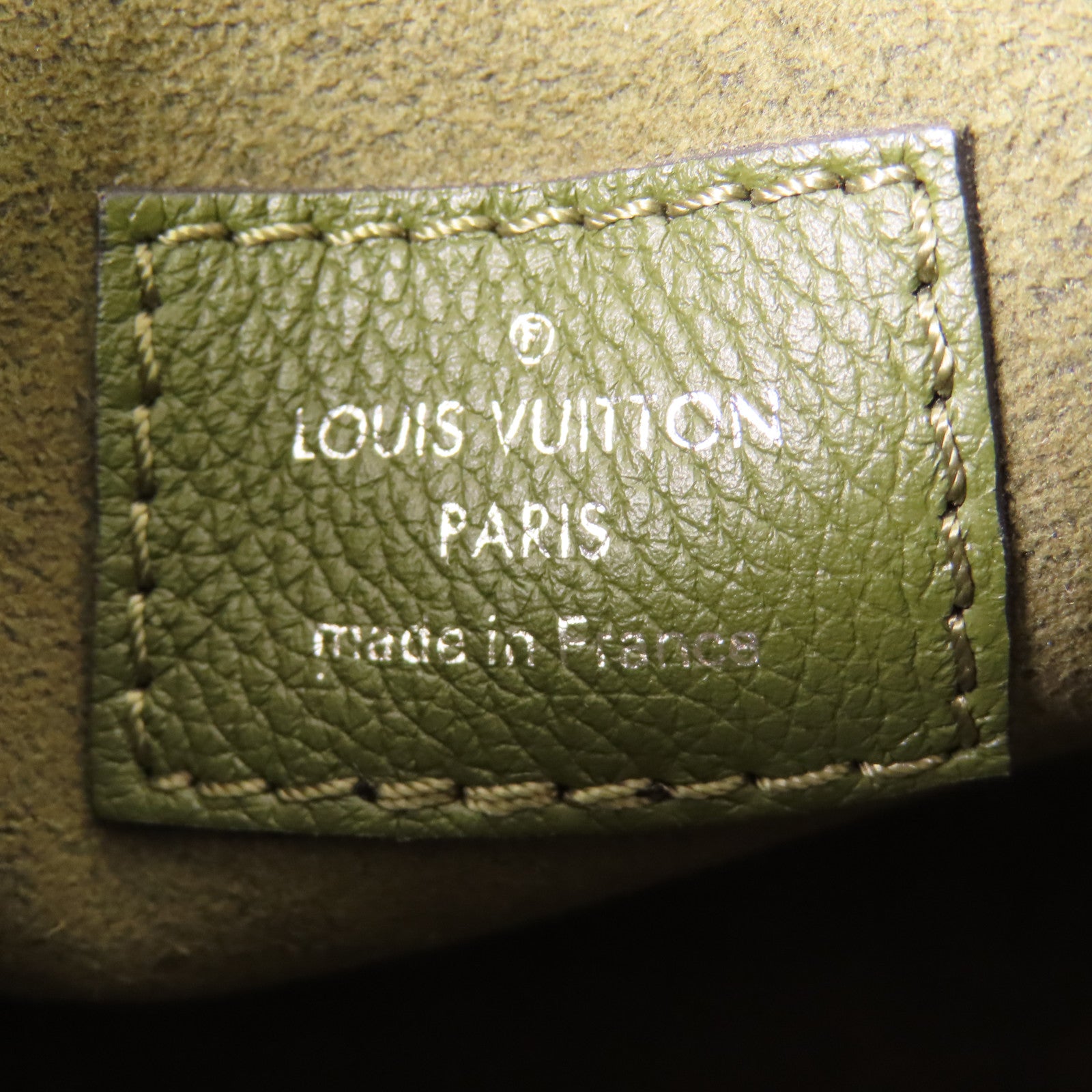 LOUIS VUITTON 牛皮皮革My Lock Me Chain Bag銀扣肩背袋