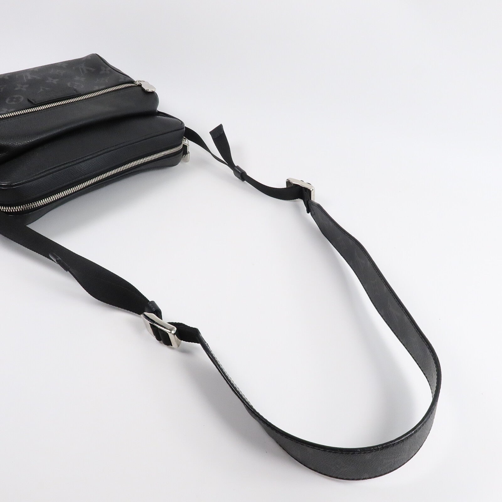LOUIS VUITTON Monogram Eclipse/Taiga Outdoor Messenger銀扣肩背袋