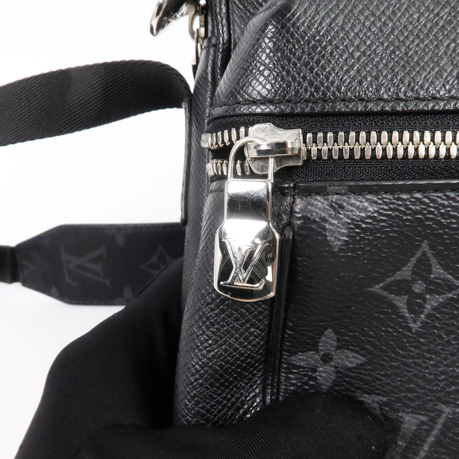 LOUIS VUITTON Monogram Eclipse/Taiga Outdoor Messenger銀扣肩背袋