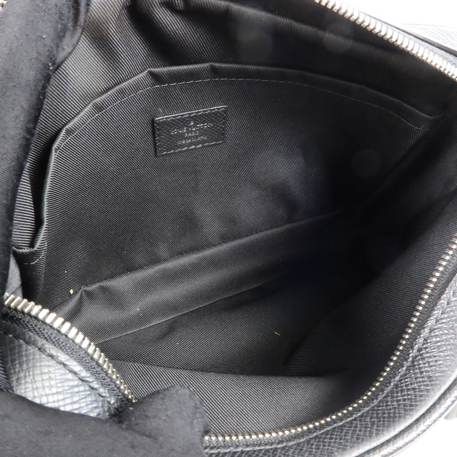 LOUIS VUITTON Monogram Eclipse/Taiga Outdoor Messenger銀扣肩背袋