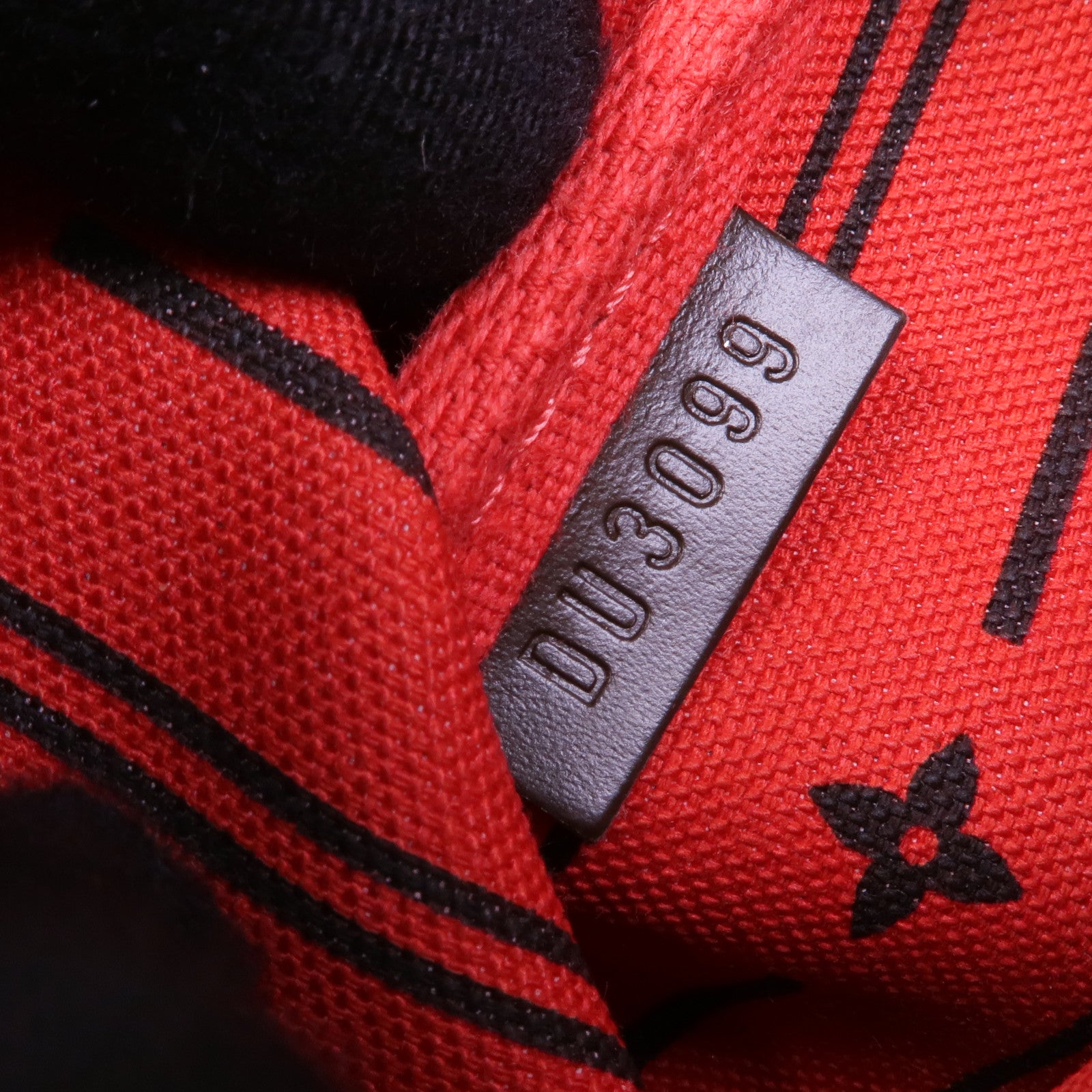 LOUIS VUITTON Damier Mini Pochette Accessoires金扣手挽袋