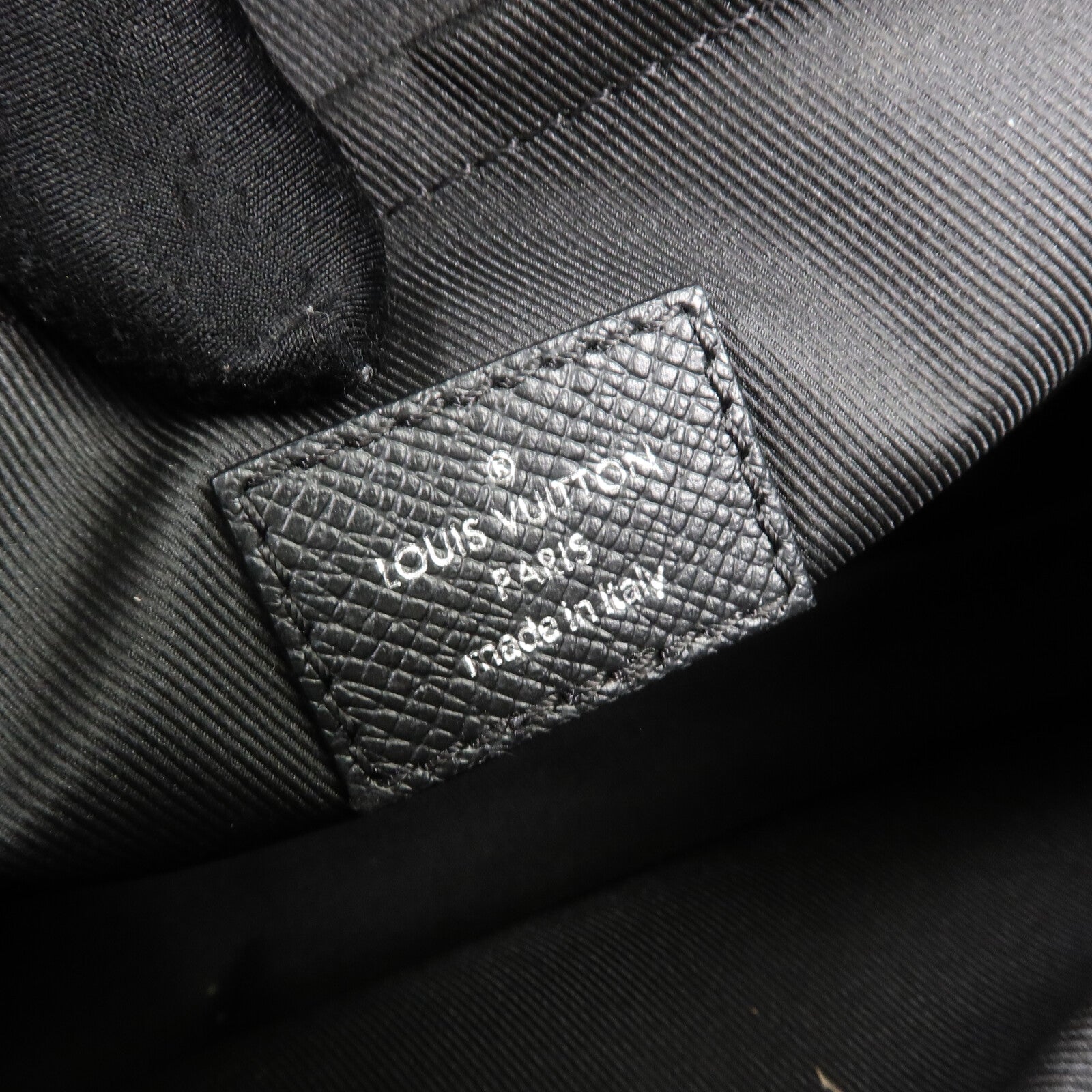 LOUIS VUITTON Monogram Eclipse/Taiga Outdoor Messenger銀扣肩背袋