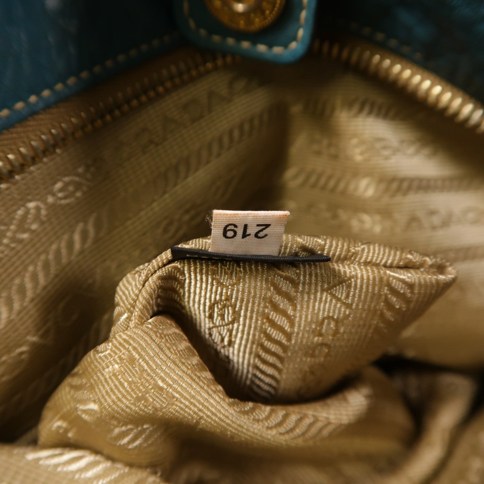 PRADA 牛皮皮革Shoulder Bag金扣肩背袋