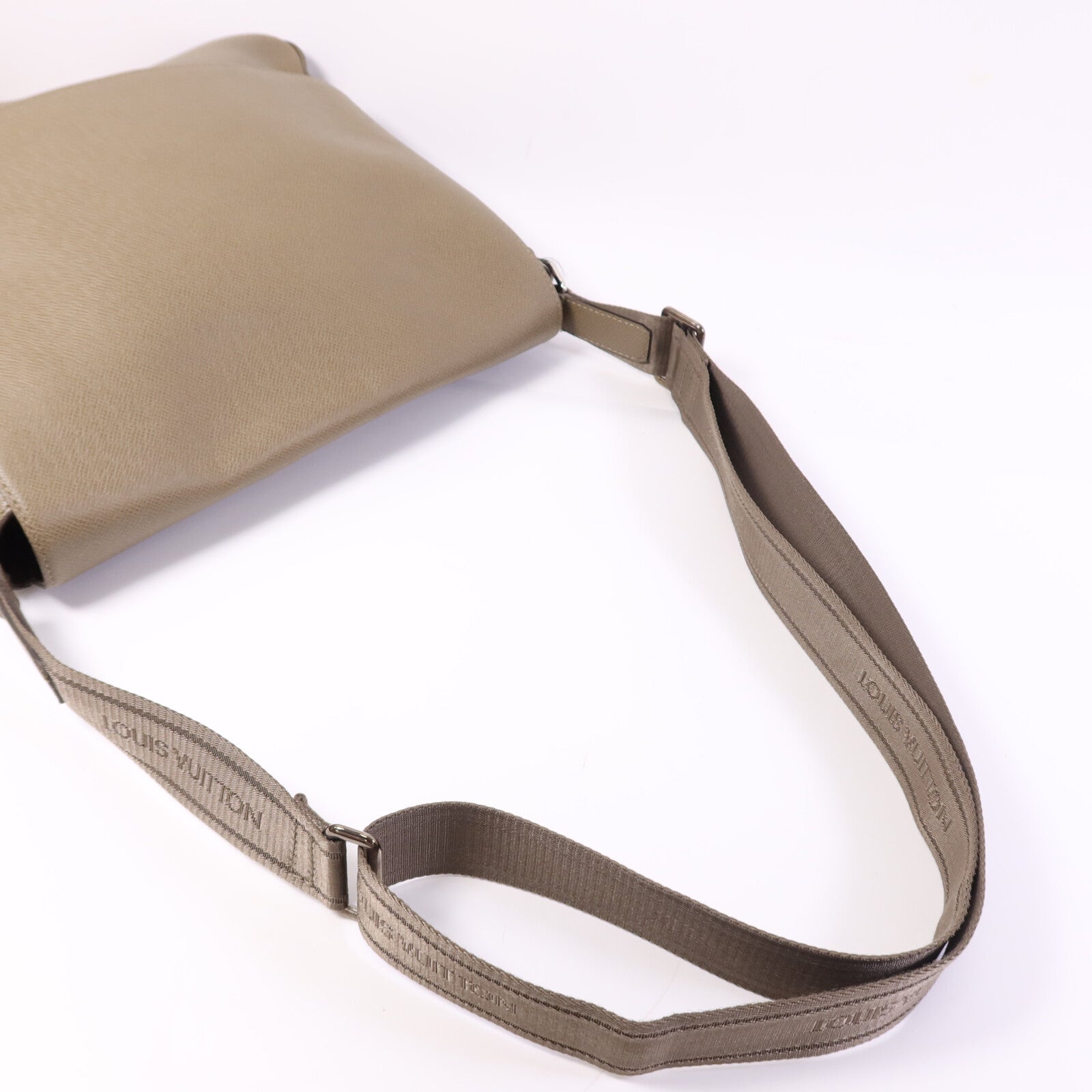 LOUIS VUITTON Taiga Roman MM銀扣肩背袋