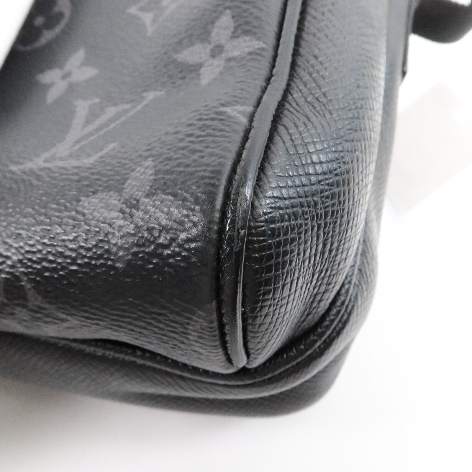 LOUIS VUITTON Monogram Eclipse/Taiga Outdoor Messenger銀扣肩背袋